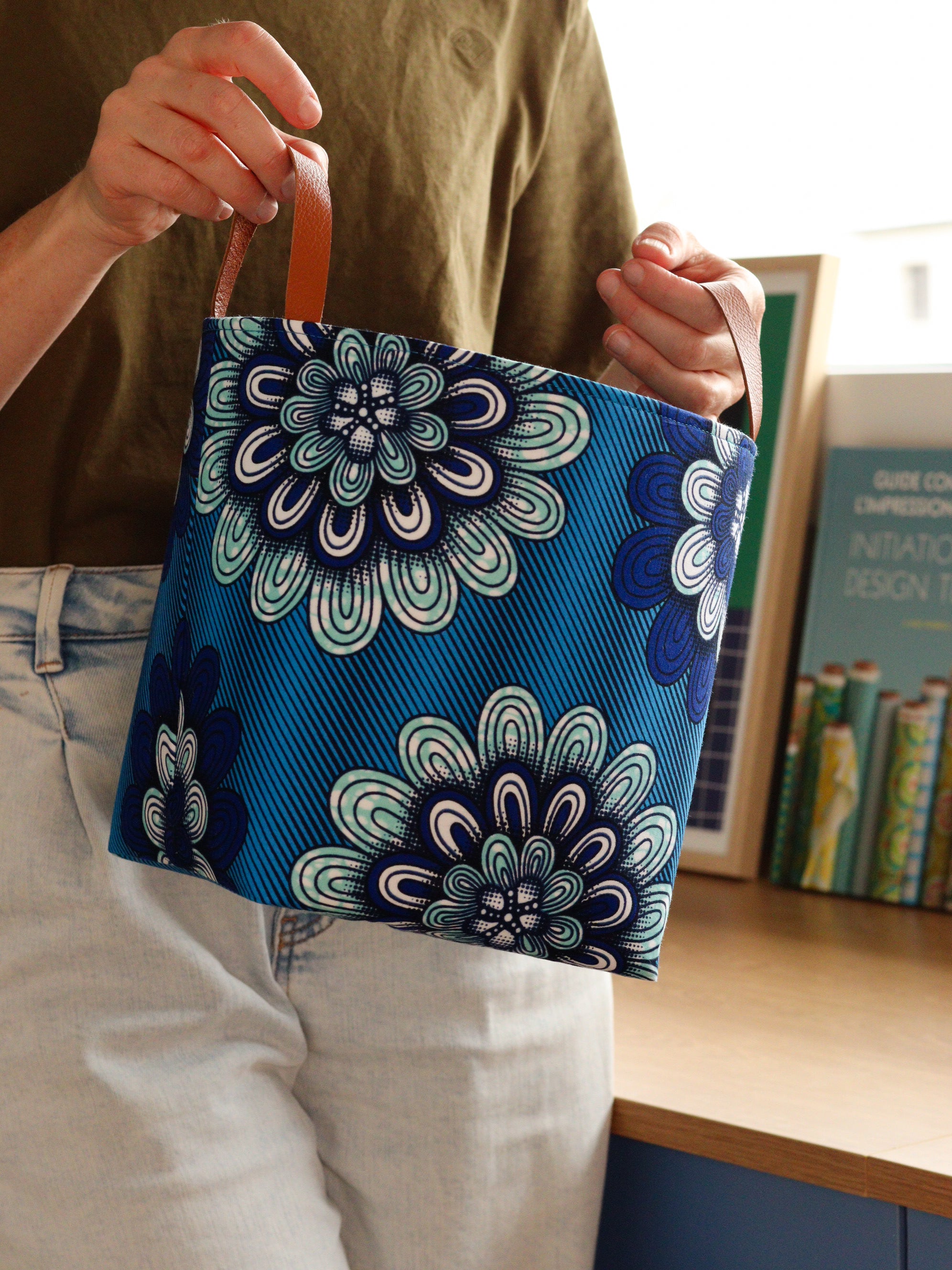 Panier Chari T2 tenu à la main, vue de face, tissu wax coloré