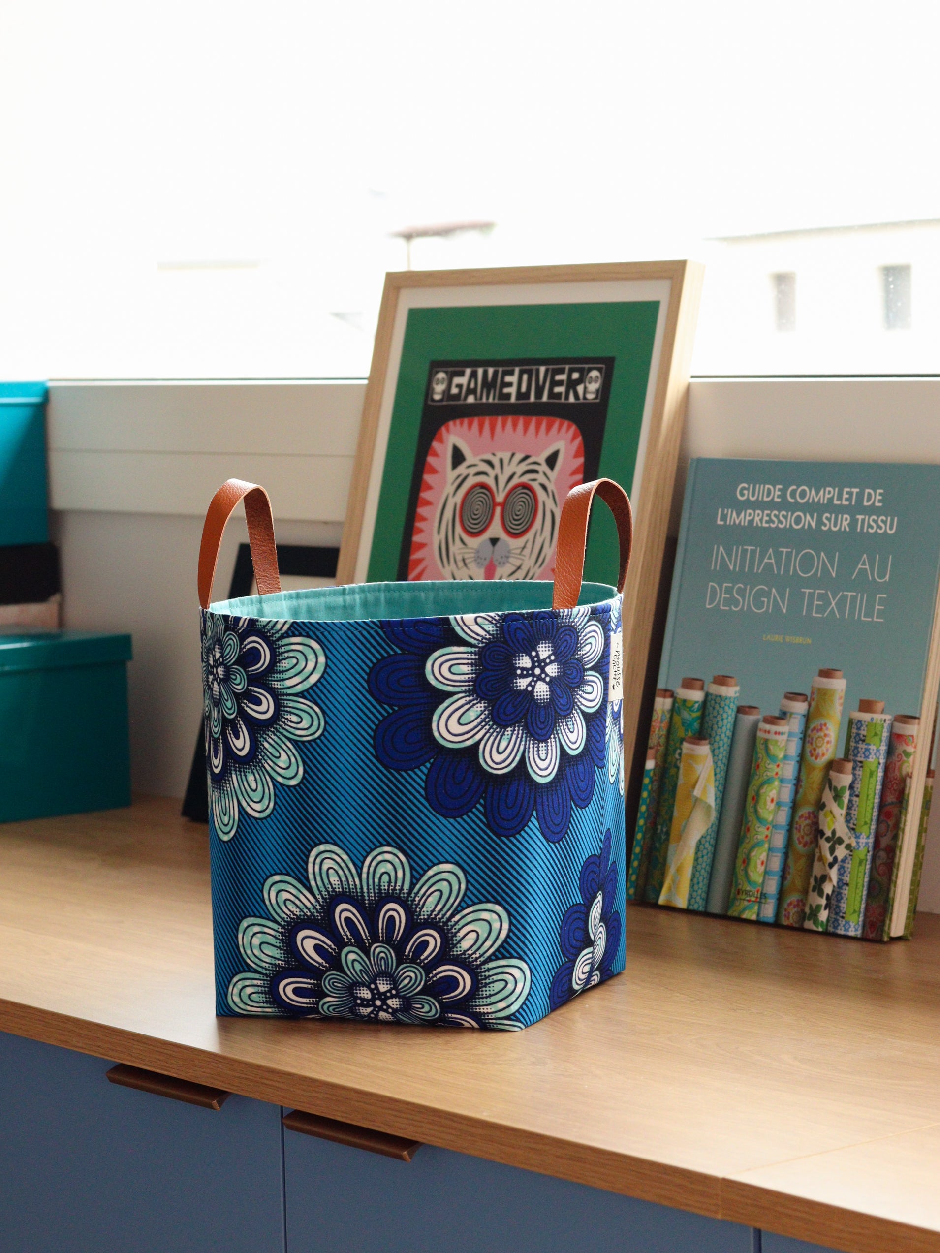 Panier cache-pot artisanal Chari T2, tissu africain bleu original, rangement décoratif