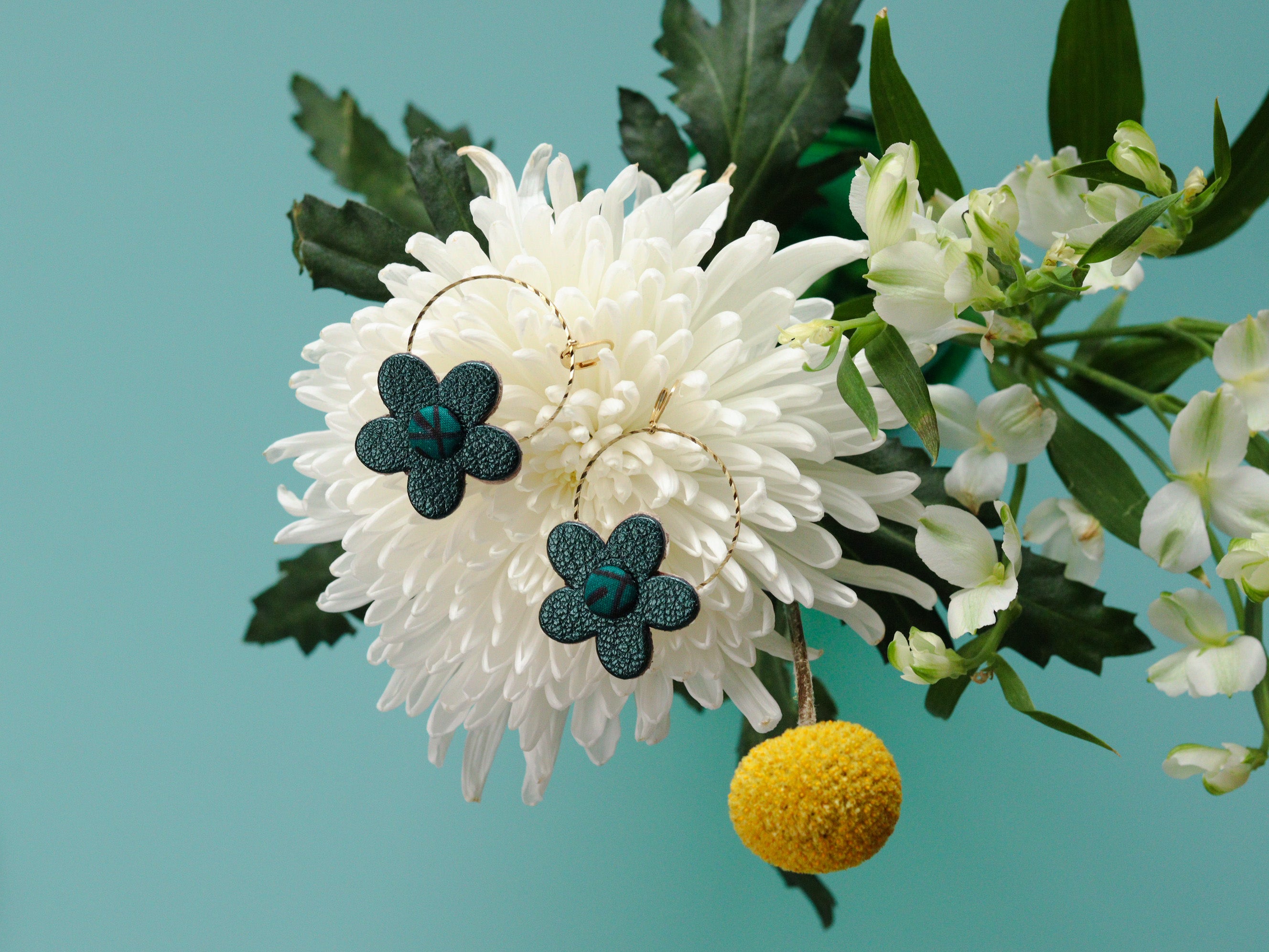 Boucles d’oreilles rondes en forme de fleur en cuir vert forêt et chutes de tissu africain, artisanales et légères, idée cadeau pour femme bohème
