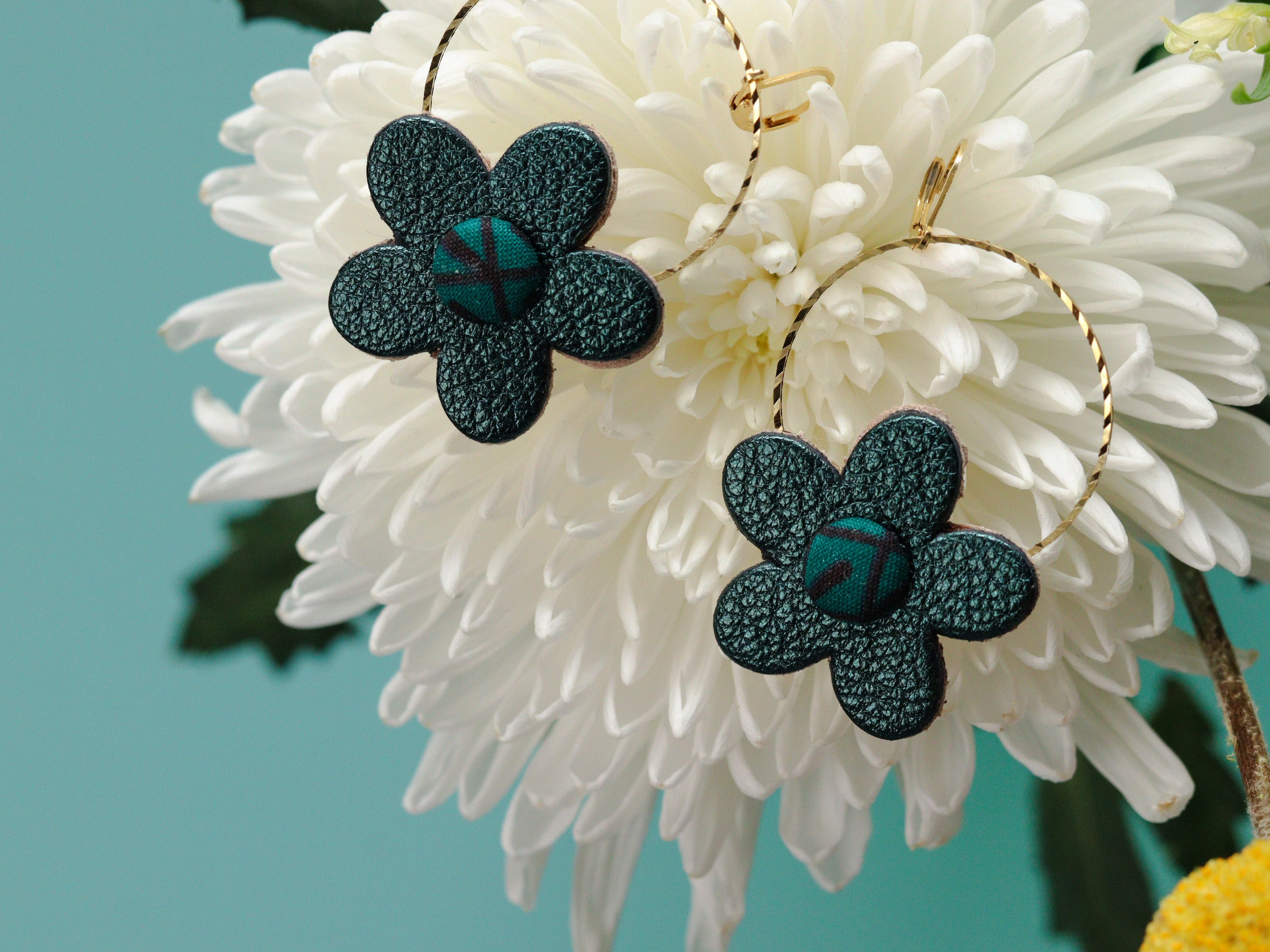 Boucles d’oreilles rondes en forme de fleur en cuir vert forêt et chutes de tissu africain, artisanales et légères, idée cadeau pour femme aimant les accessoires originaux et colorés