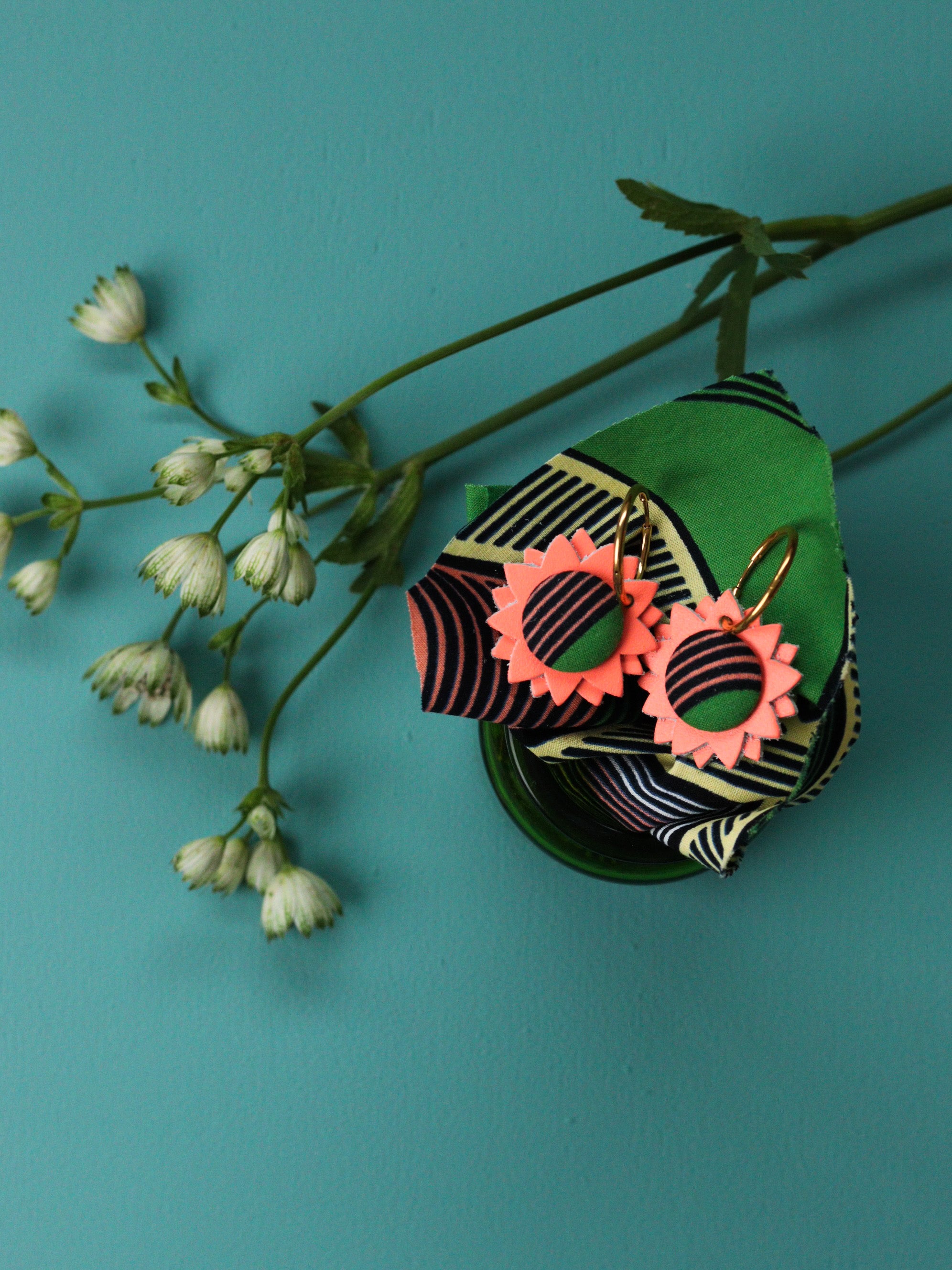 Créoles en cuir coloré orange fluo et tissu wax africain, boucles d’oreilles bohèmes inspirées du voyage, faites main