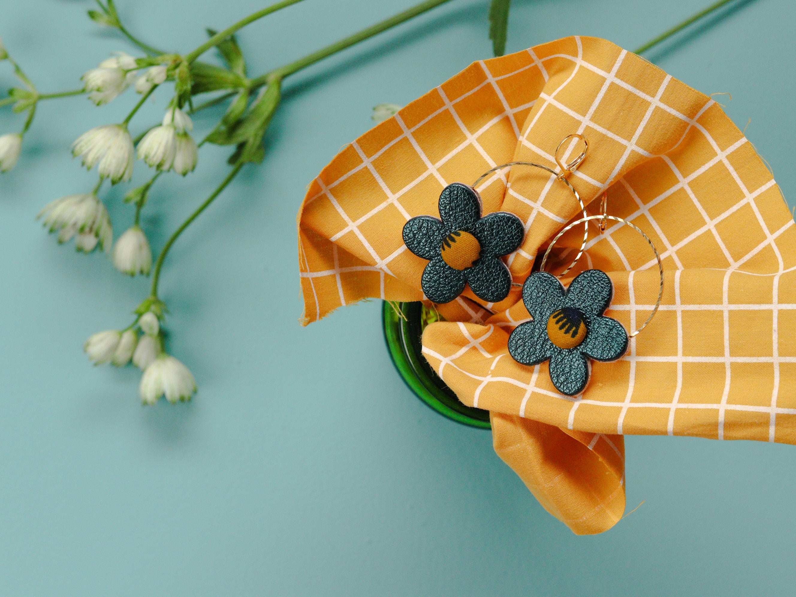 Boucles d’oreilles rondes en forme de fleur en cuir coloré et wax, artisanales et légères, idée cadeau pour femme aimant les accessoires originaux et colorés