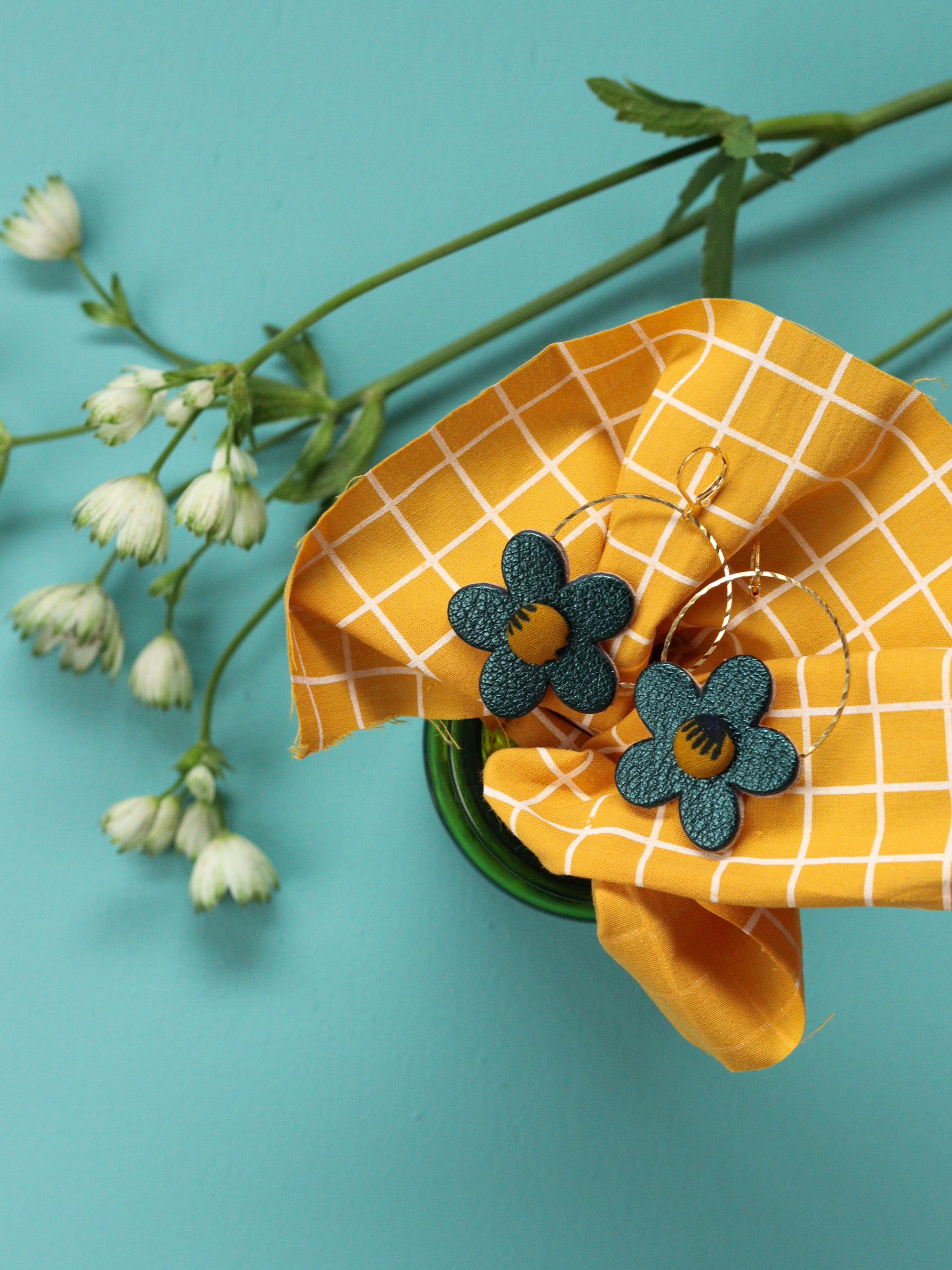 Boucles d’oreilles rondes en forme de fleur en cuir coloré et wax, artisanales et légères, idée cadeau pour femme aimant les accessoires originaux et colorés