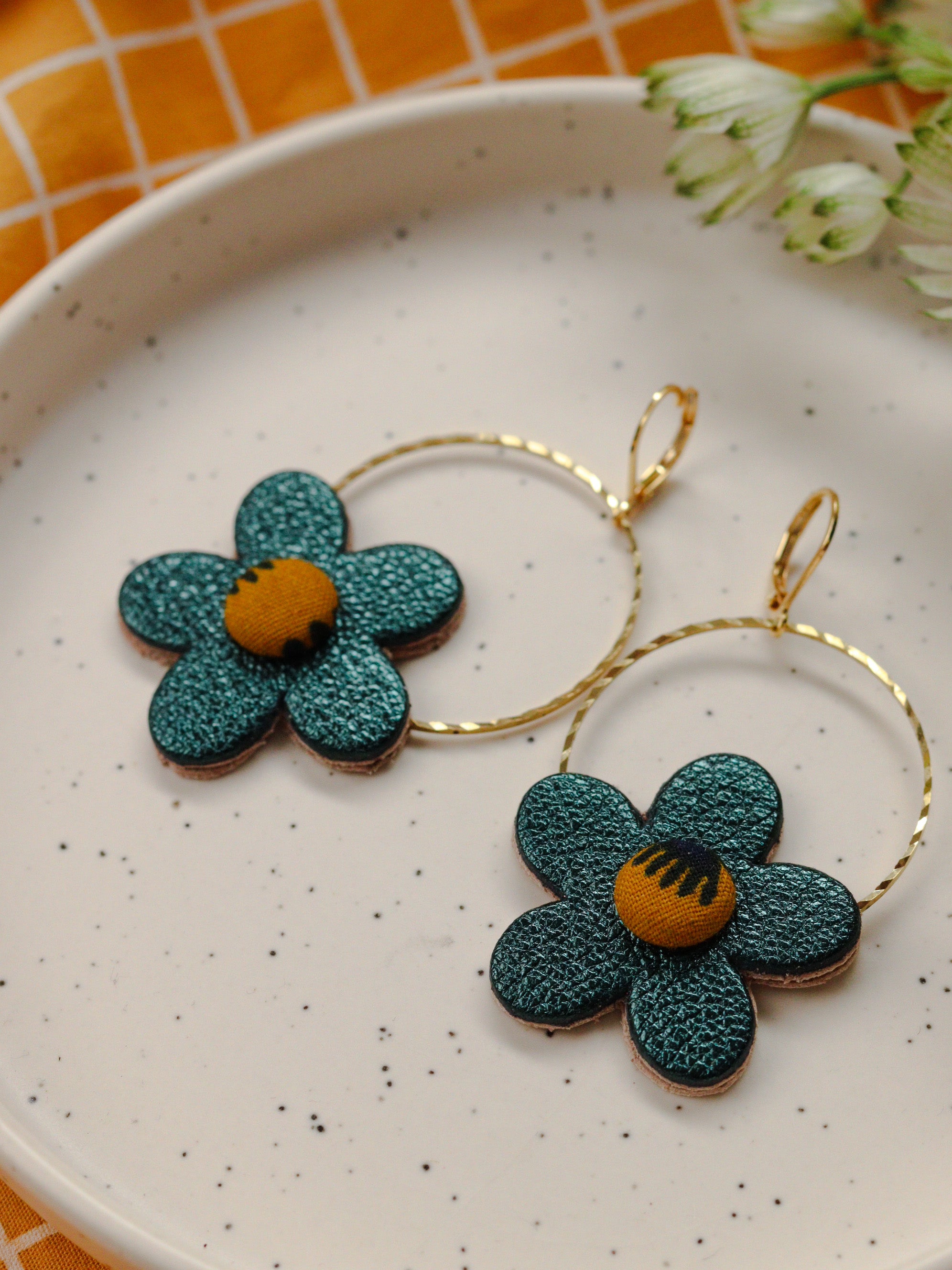 Boucles d’oreilles rondes en forme de fleur en cuir coloré et wax, artisanales et légères, idée cadeau pour femme aimant les accessoires originaux et colorés