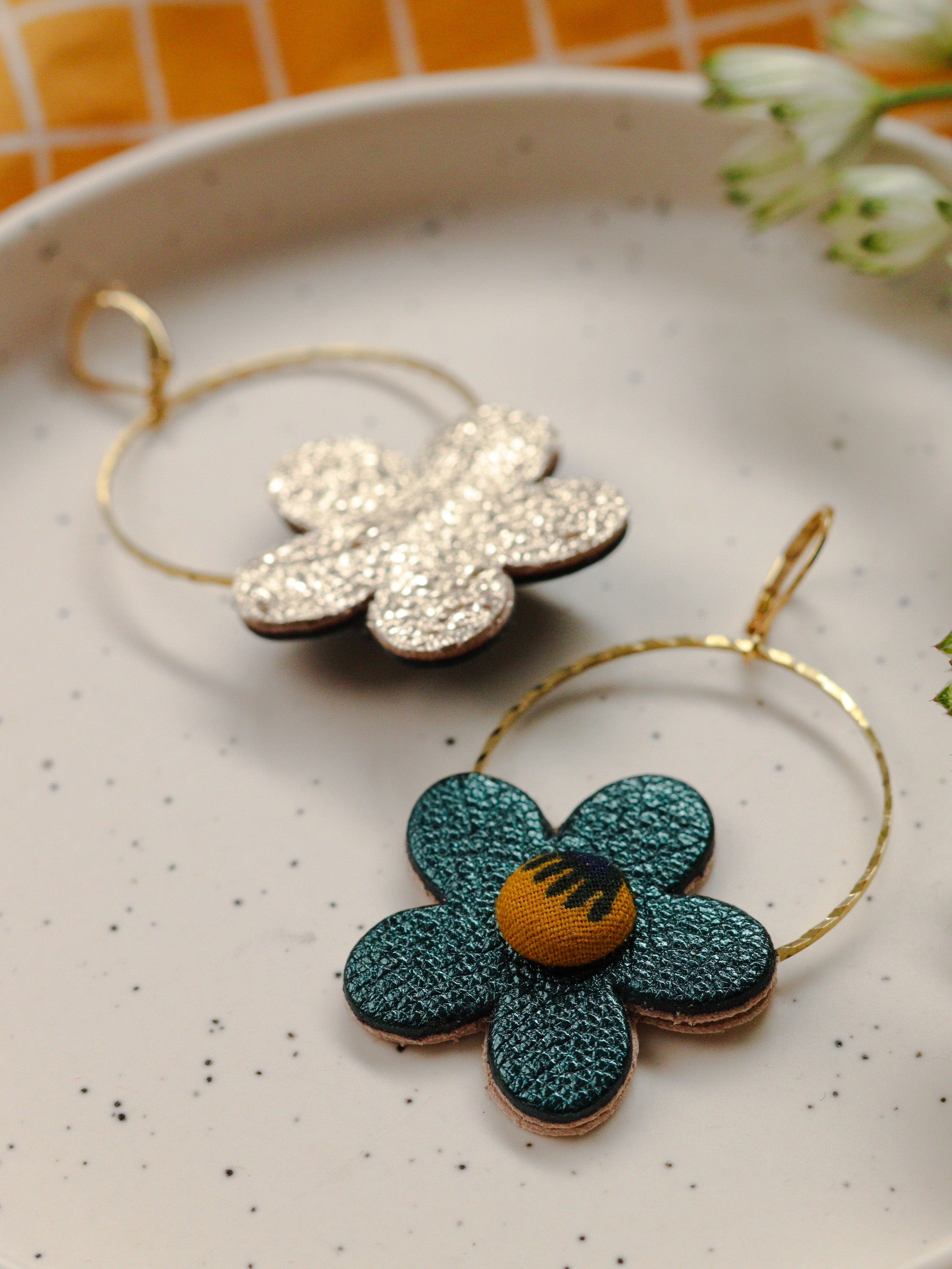 Boucles d’oreilles rondes en forme de fleur en cuir coloré et wax, artisanales et légères, idée cadeau pour femme aimant les accessoires originaux et colorés