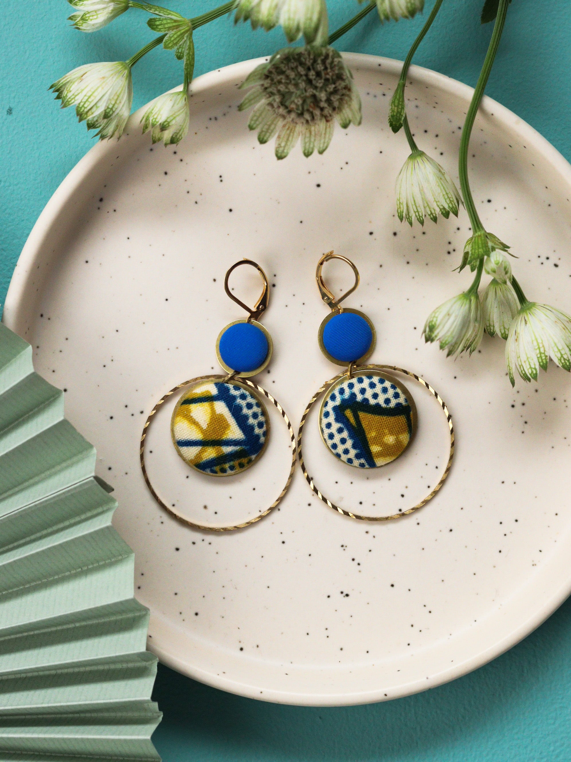 Boucles d’oreilles artisanales en tissu wax coloré jaune et bleu, originales et légères, idée cadeau fait-main pour femme