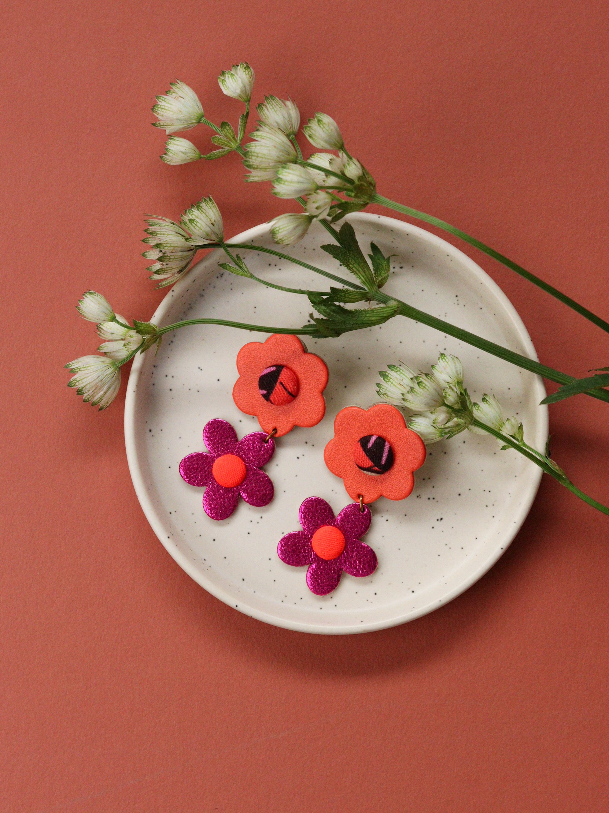 Boucles d’oreilles puces deux fleurs en cuir orange et rose et tissu wax, fabrication artisanale, couleurs pop