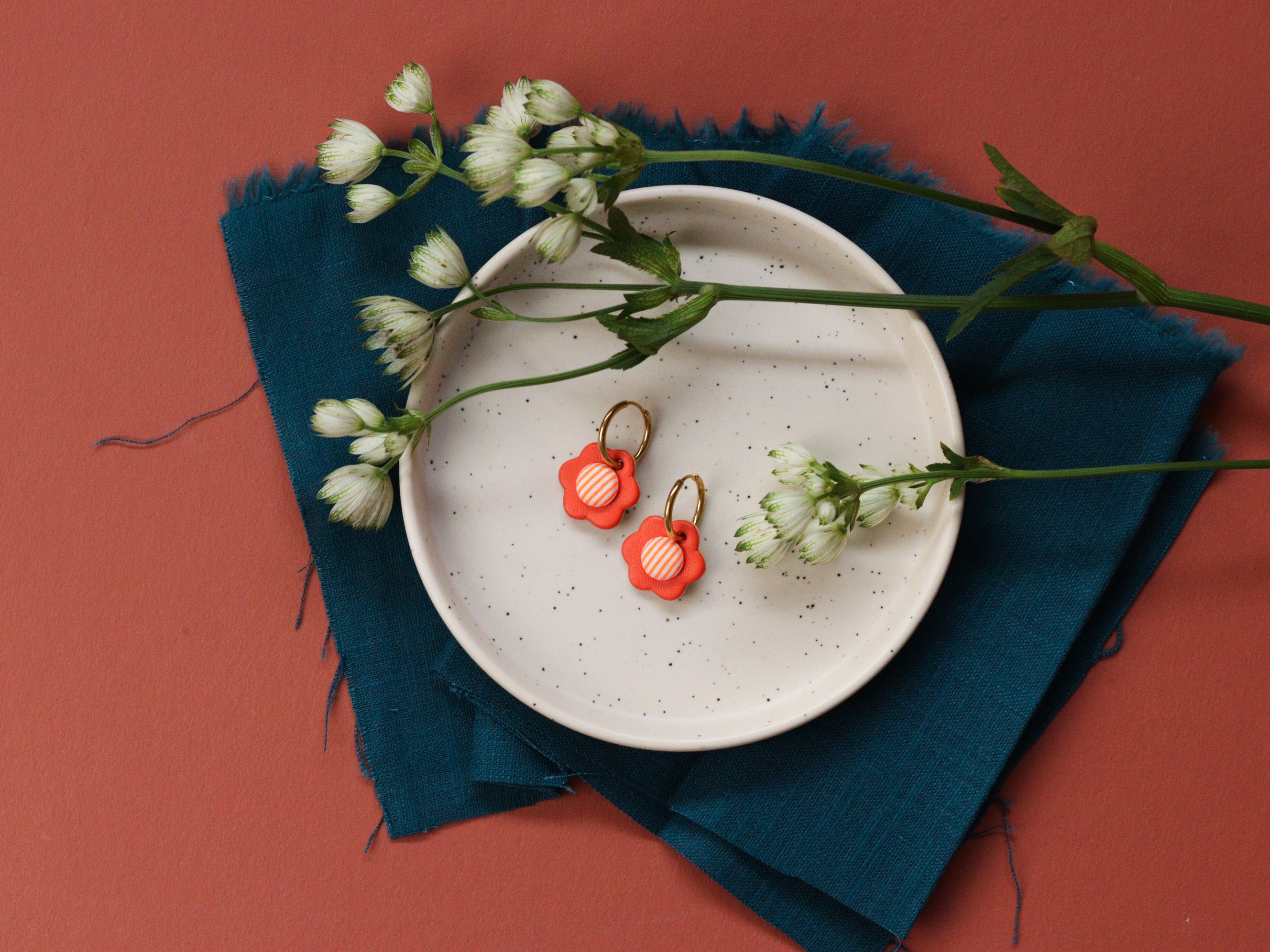 Petites créoles à fleurs colorées en cuir terracotta et tissu à rayures, fait main en Bretagne, idée cadeau original