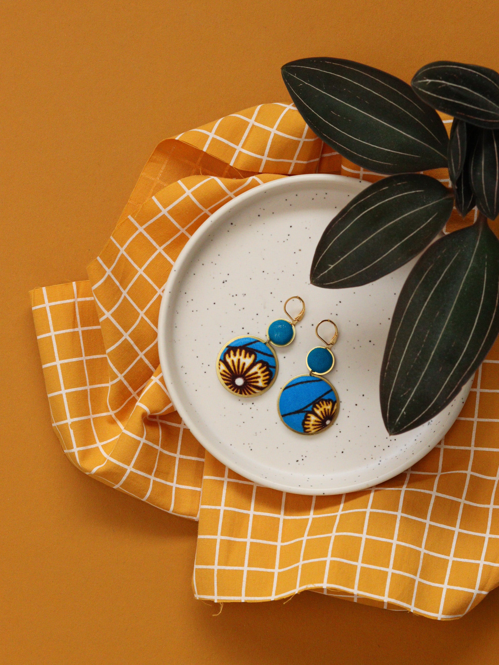 Boucles d’oreilles dormeuses en tissu wax bleu et jaune à fleurs, création artisanale unique pour femme bohème