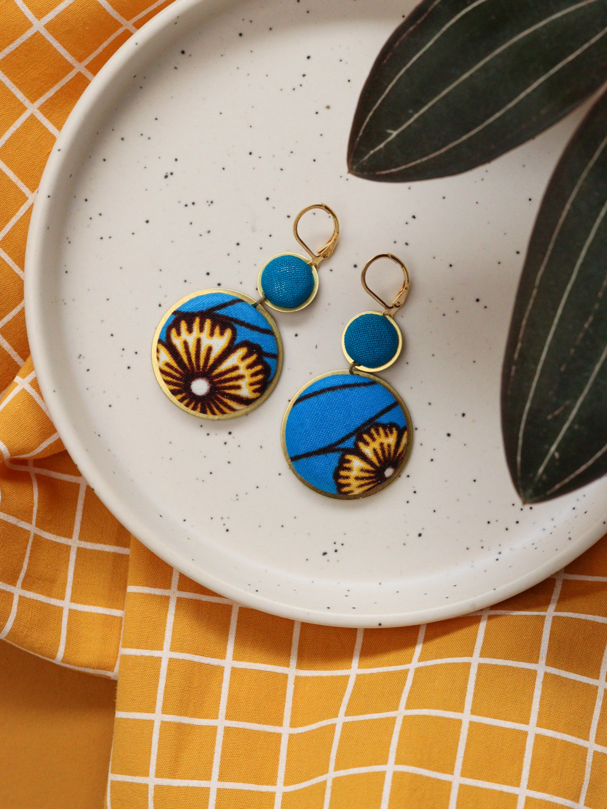 Boucles d’oreilles dormeuses en tissu wax bleu et jaune à fleurs, création artisanale unique pour femme bohème