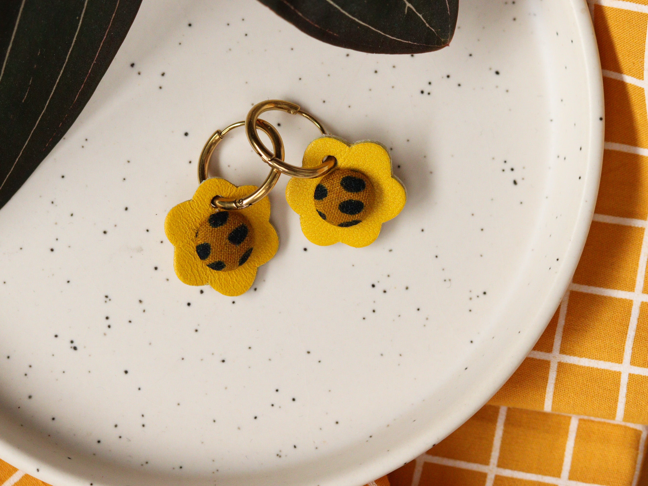 Petites créoles à fleurs colorées en cuir jaune et wax, pièce unique faite main, idée cadeau original pour amoureux du voyage