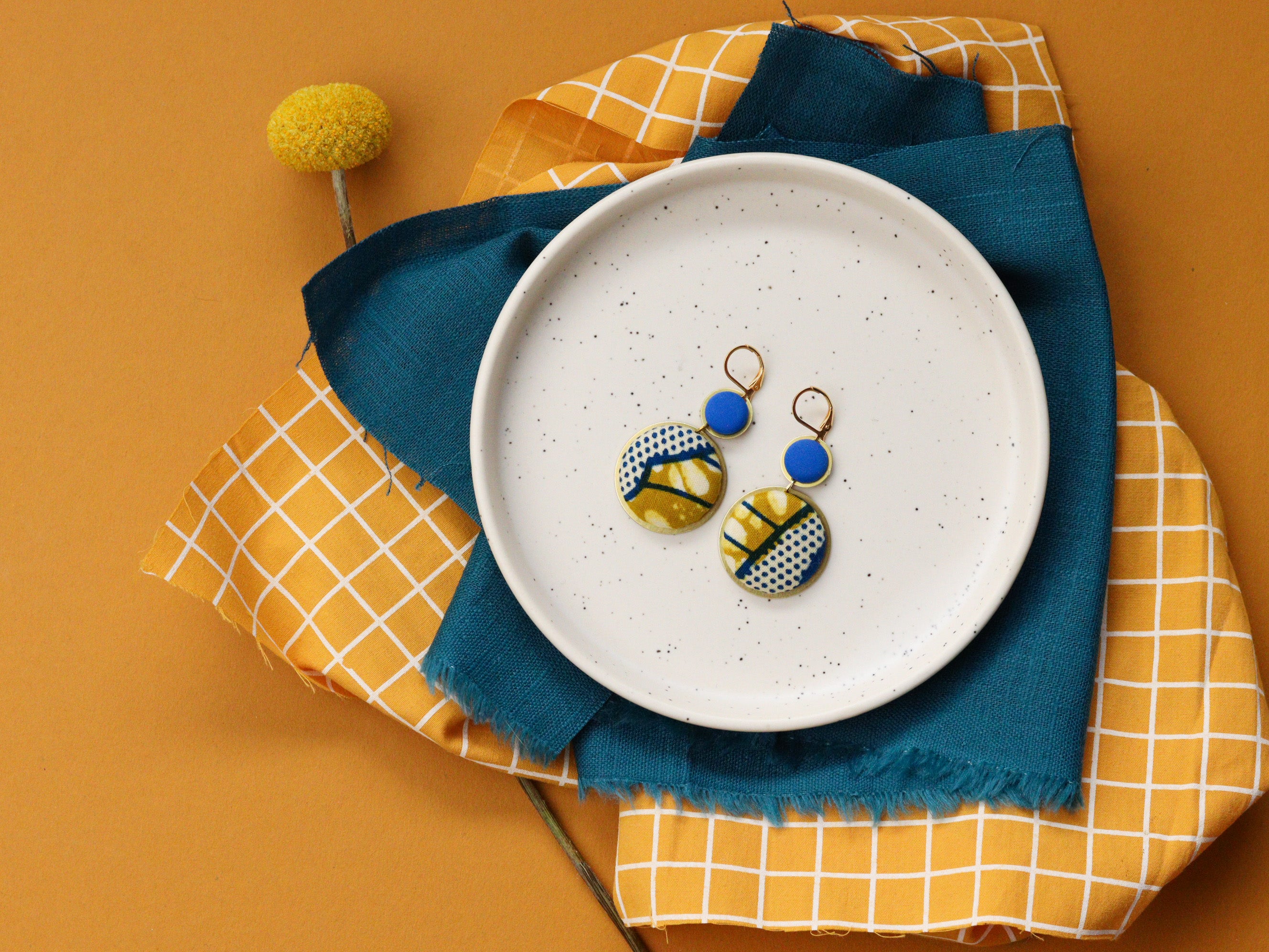 Boucles d’oreilles dormeuses en tissu wax coloré bleu et jaune, création artisanale unique pour femme, cadeau voyage Afrique