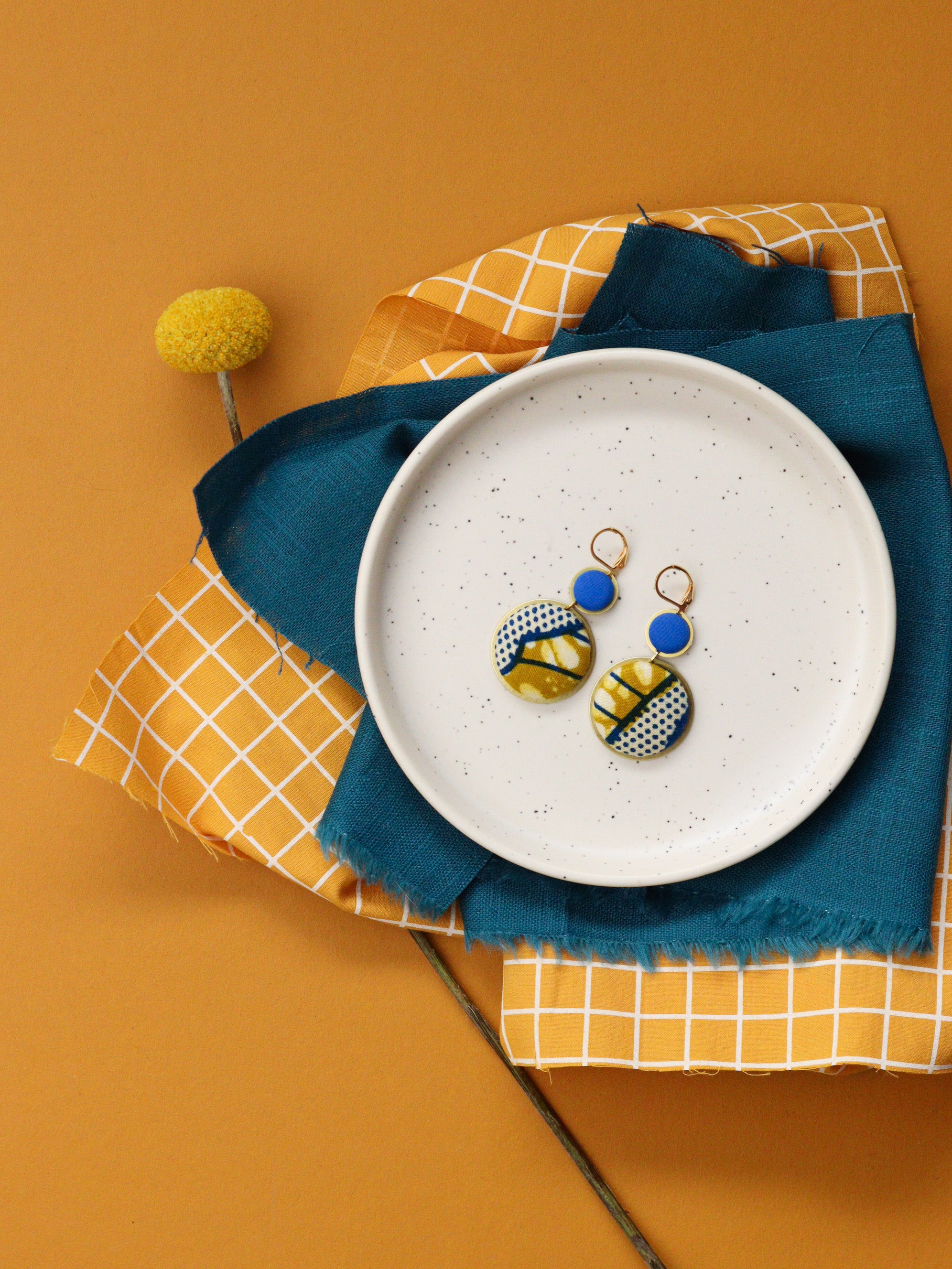 Boucles d’oreilles dormeuses en tissu wax coloré bleu et jaune, création artisanale unique pour femme