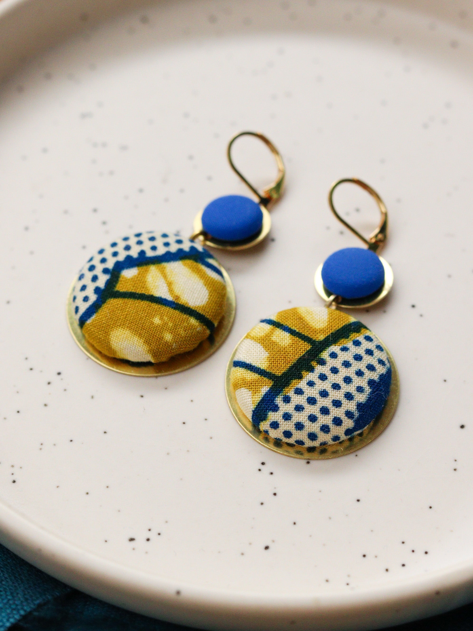 Boucles d’oreilles dormeuses en tissu wax coloré bleu et jaune, création artisanale unique pour femme, voyage