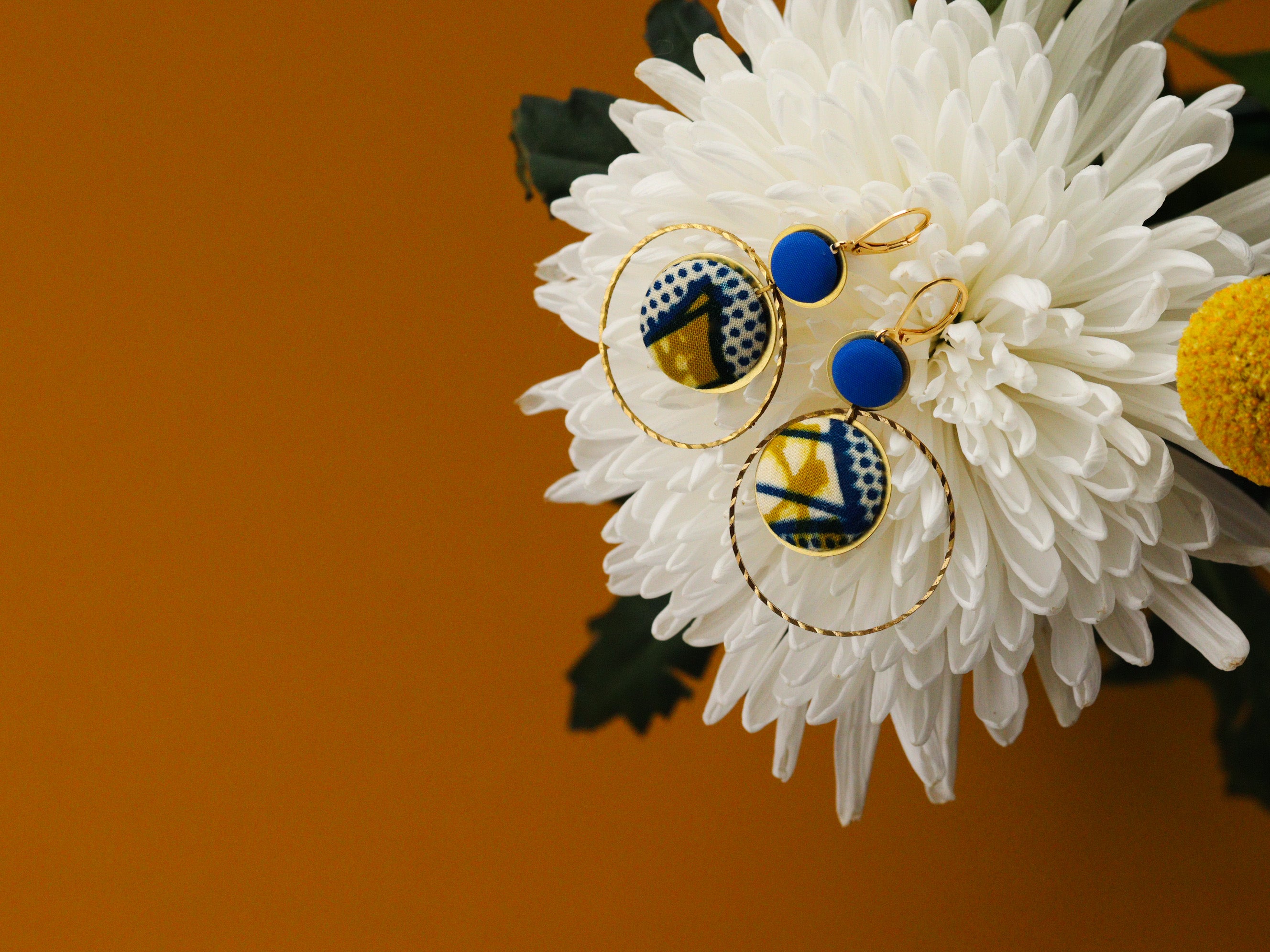 Boucles d’oreilles rondes artisanales en tissu wax coloré jaune et bleu, originales et légères, idée cadeau fait-main pour femme