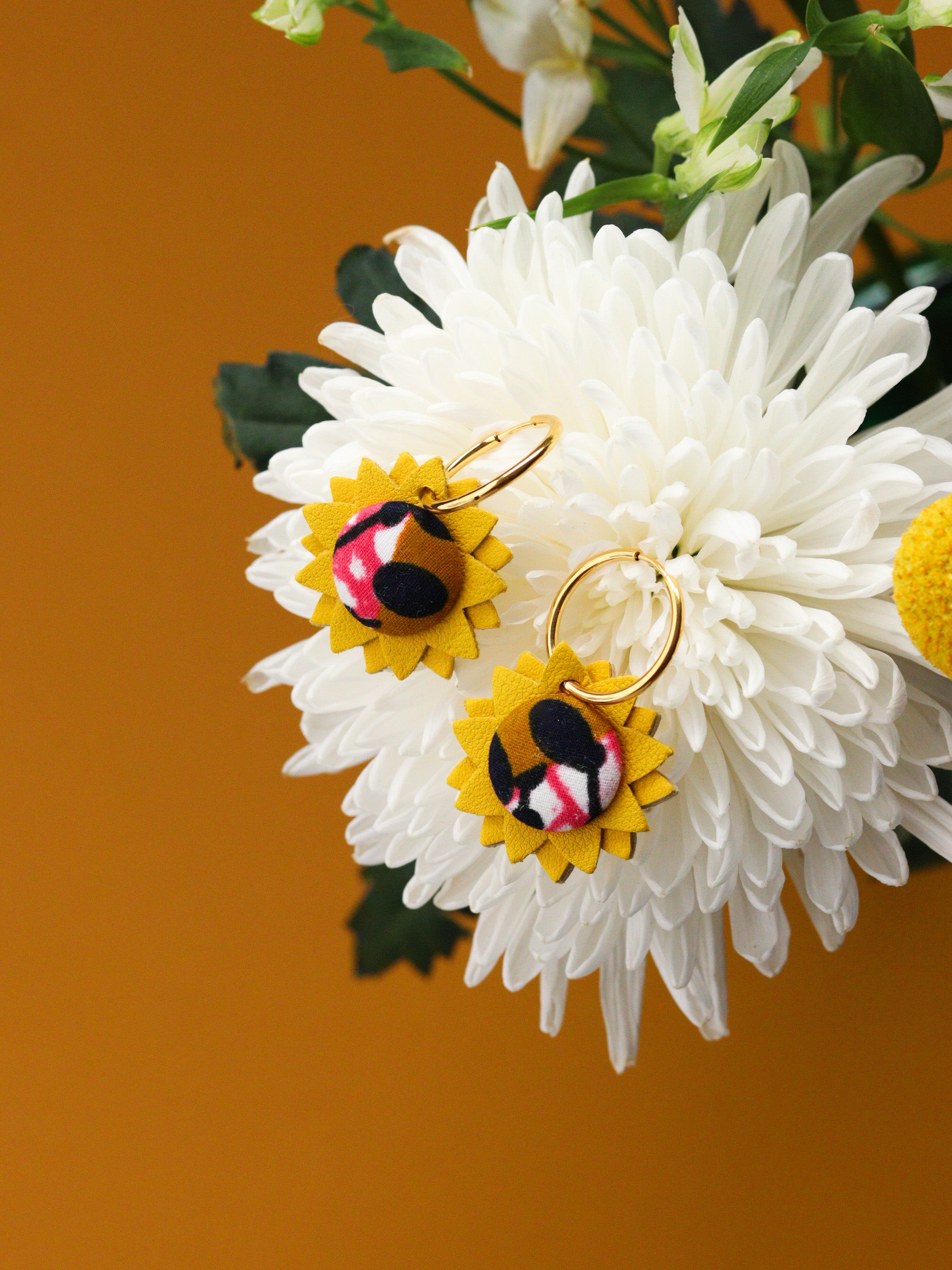 Créoles soleil en cuir coloré jaune et tissu wax africain, boucles d’oreilles légères bohèmes inspirées du voyage, faites main