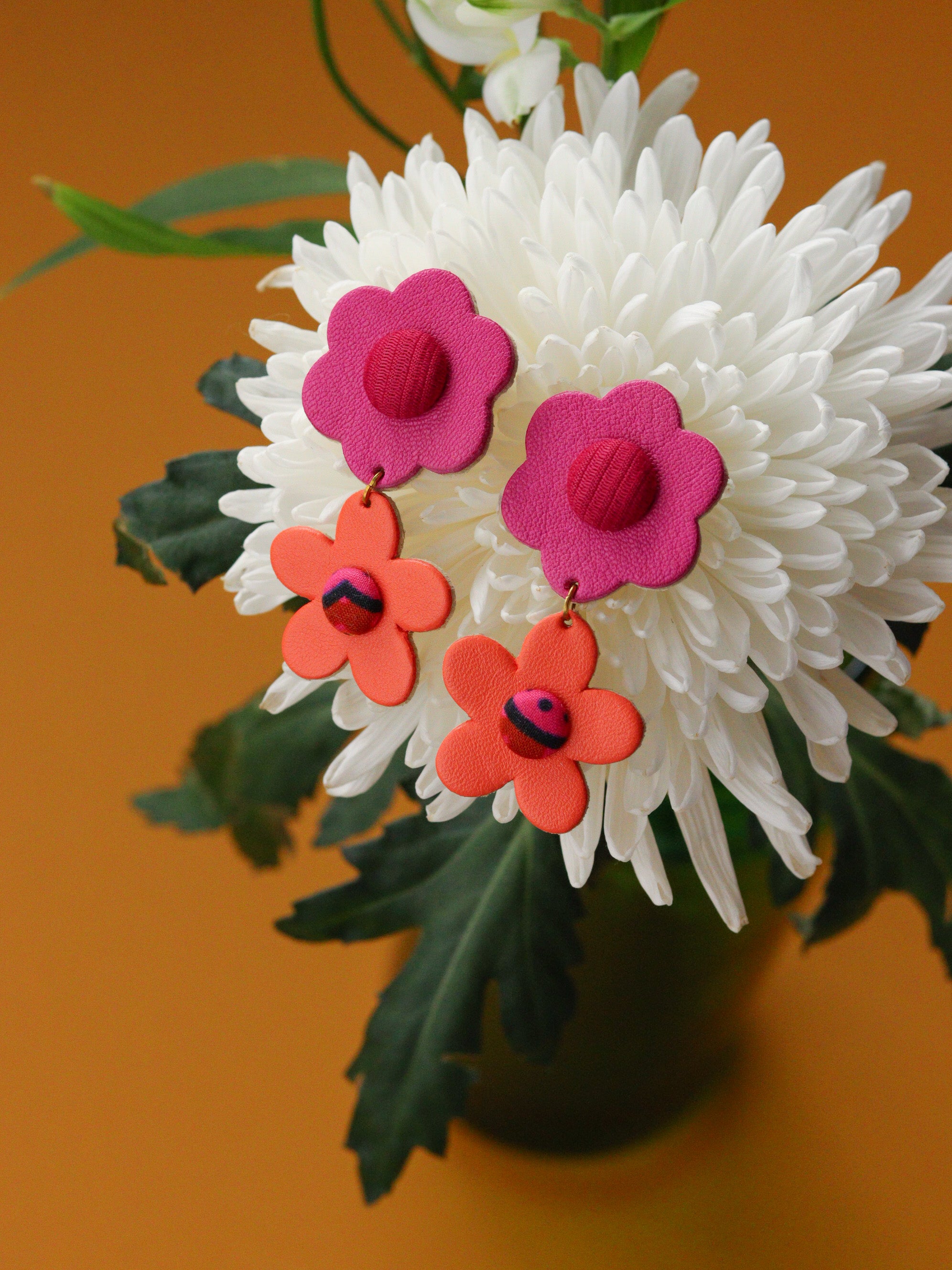 Boucles d’oreilles deux fleurs en cuir rose, orange et tissu wax, fabrication artisanale, pièce unique