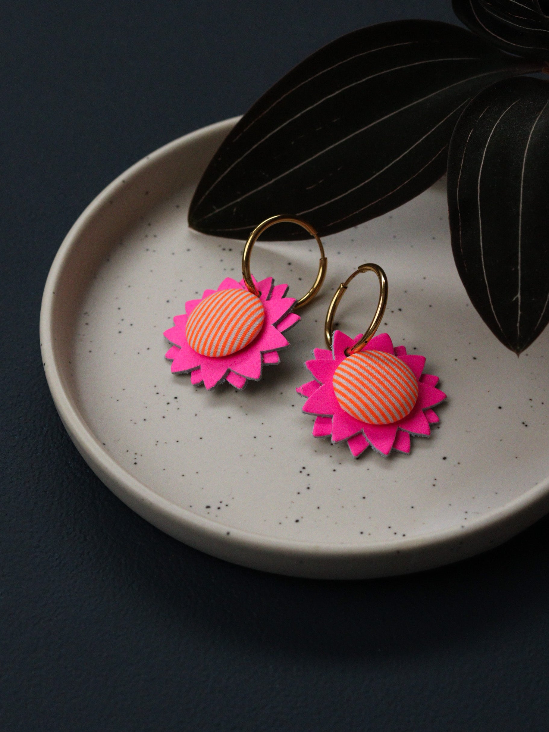 Créoles en cuir rose fluo à rayures, boucles d’oreilles artisanales style pop coloré