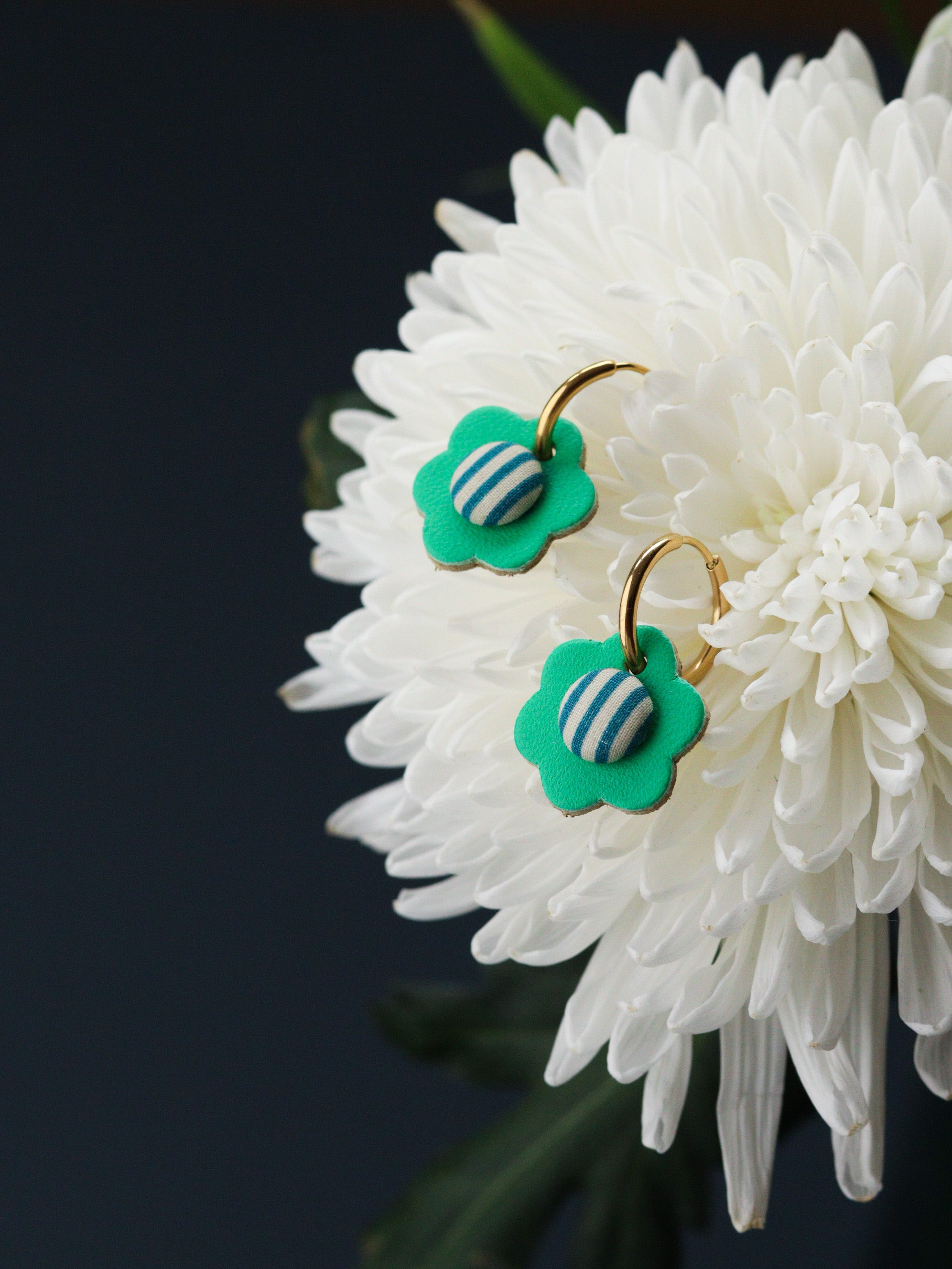 Petites créoles à fleurs colorées en cuir vert et tissu à rayures, pièce unique faite main, idée cadeau original pour amoureux de l'artisanat