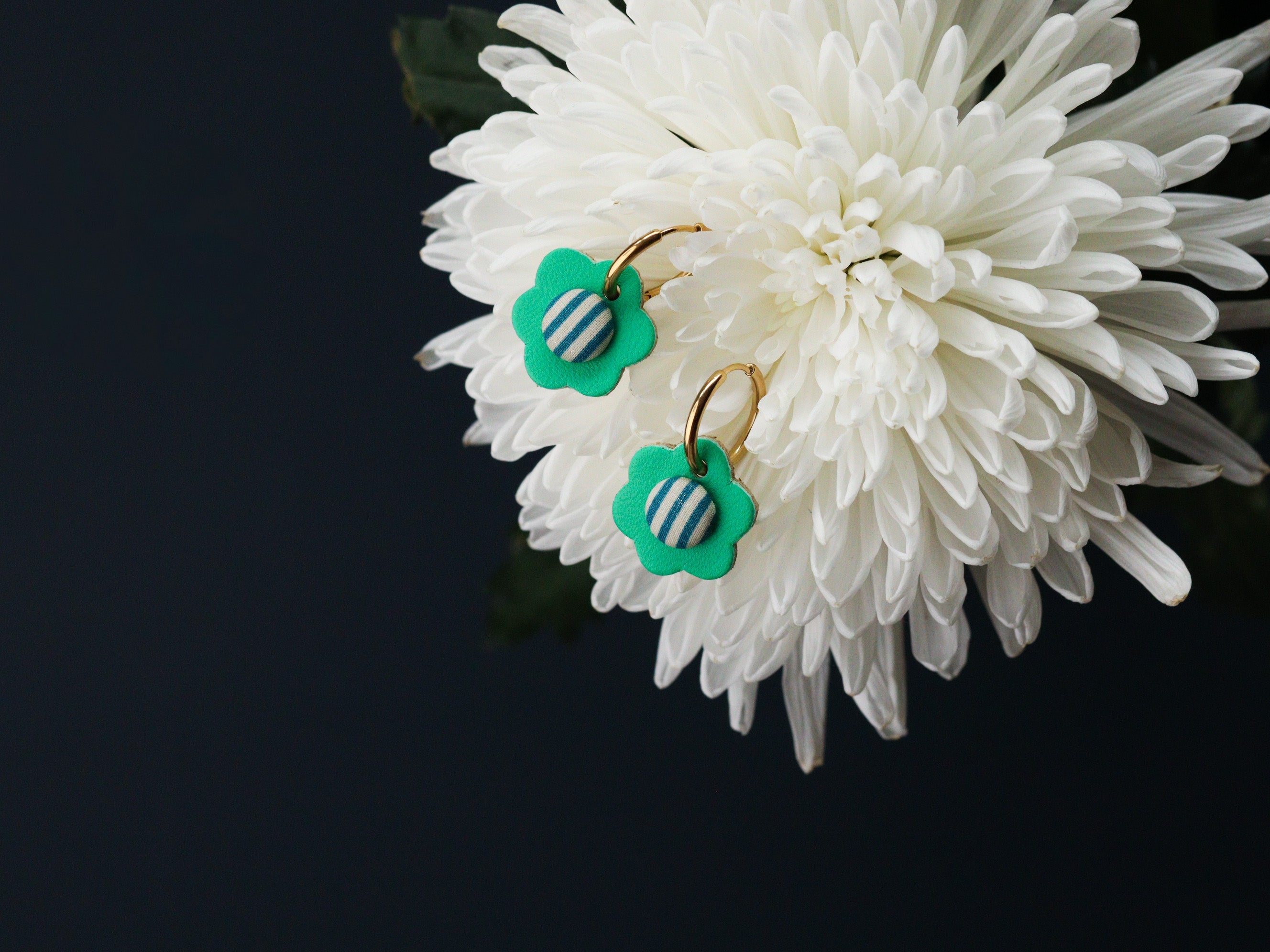 Petites créoles à fleurs colorées en cuir vert et tissu à rayures, pièce unique faite main, idée cadeau original pour amoureux de l'artisanat