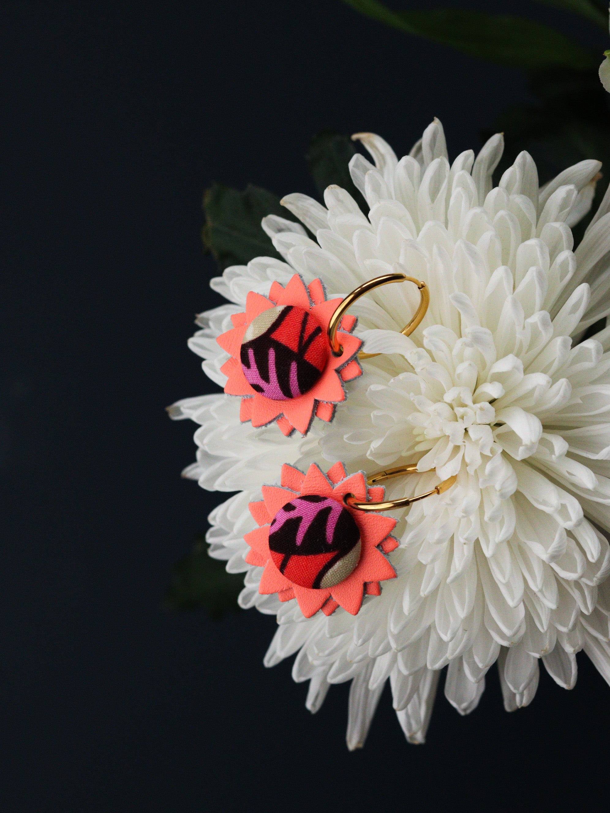 Créoles artisanales en cuir coloré orange et tissu wax, boucles d’oreilles légères et originales pour femme, fabrication française