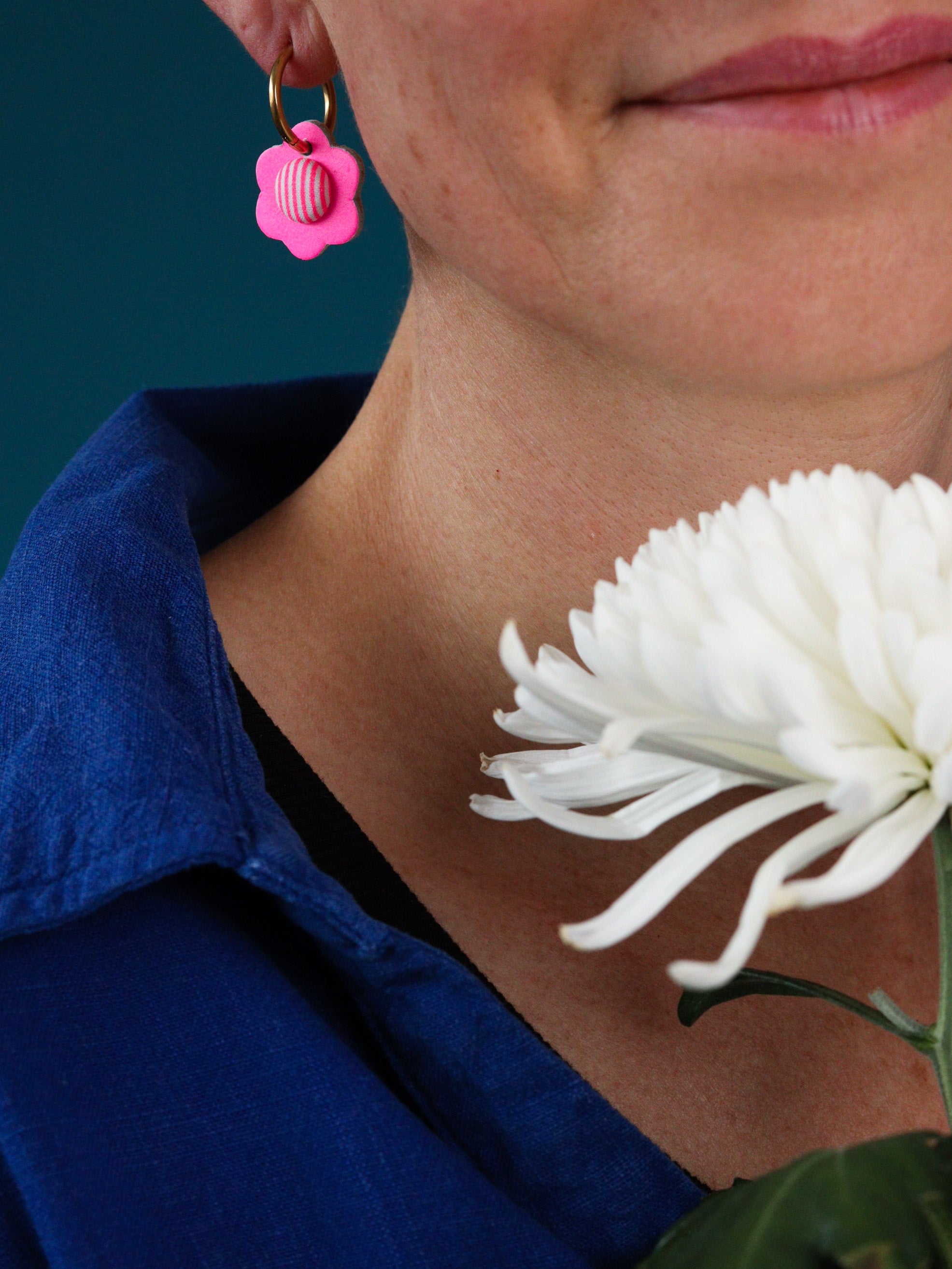 boucles d’oreilles créoles petites fleurs en cuir rose fluo à rayures, création artisanale