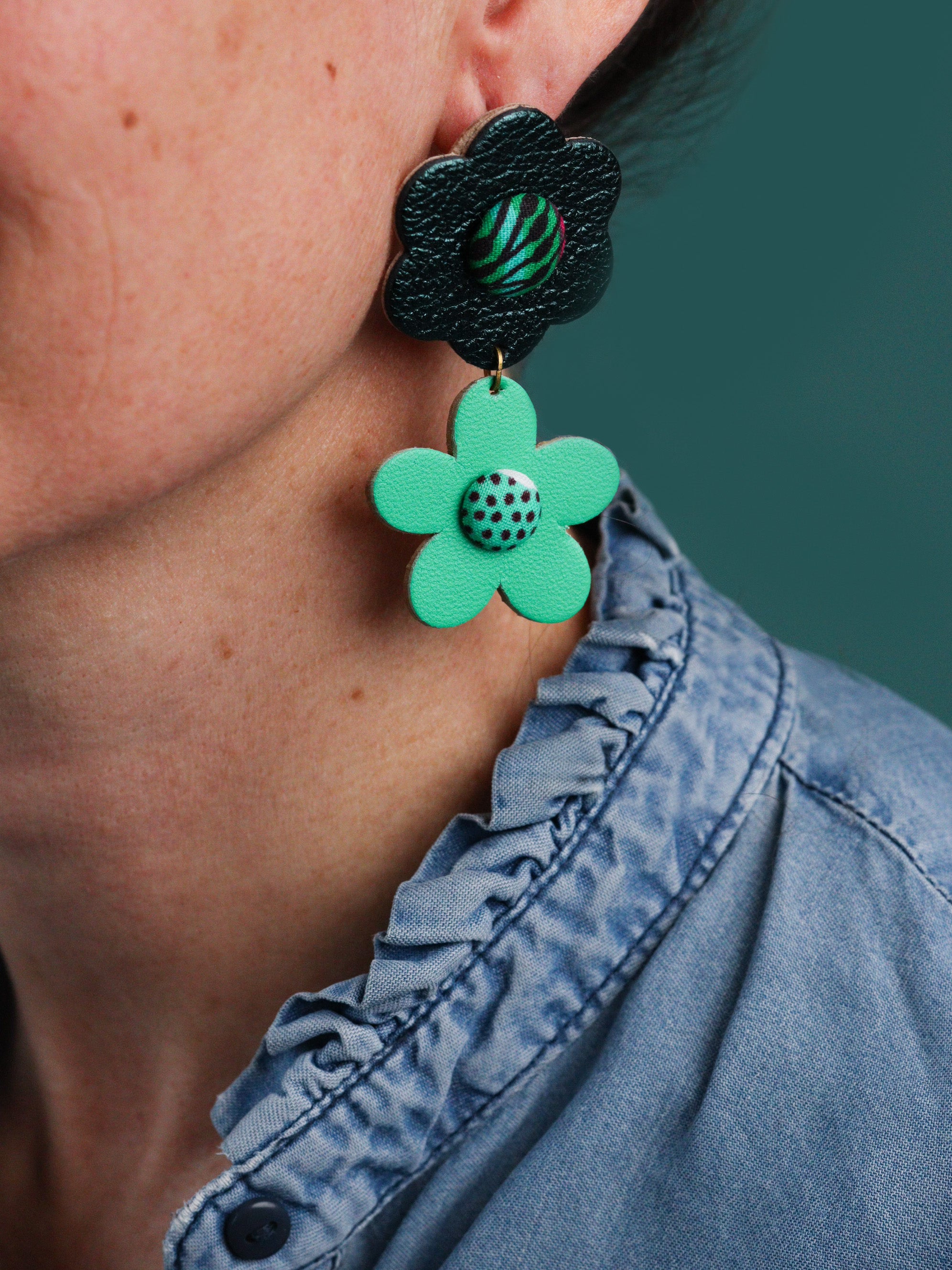 Boucles d’oreilles deux fleurs en cuir vert et tissu wax, fabrication artisanale, style jungle exotique