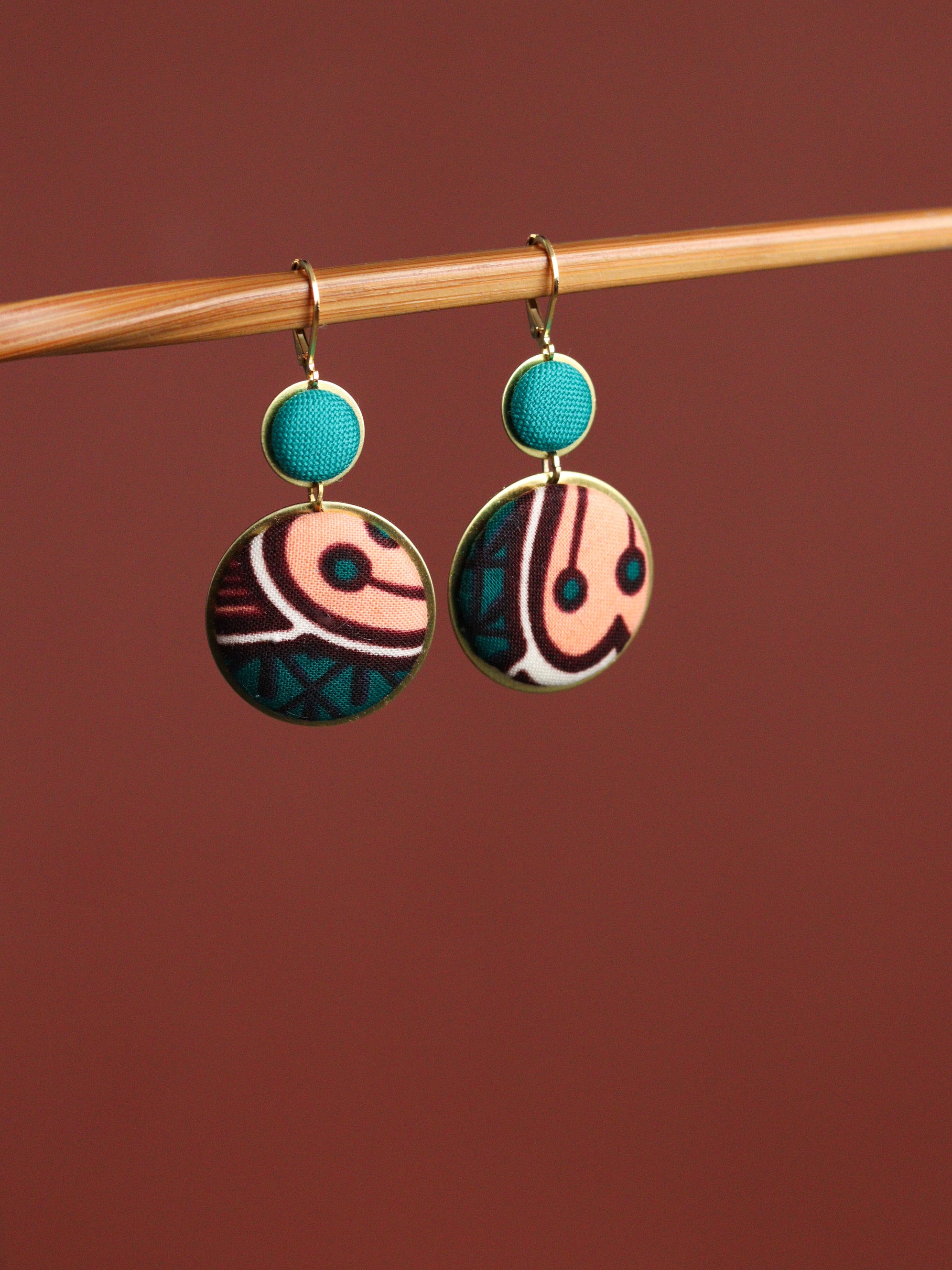 Boucles d’oreilles dormeuses en tissu wax vert forêt et rose, création artisanale unique pour femme amoureuse Afrique
