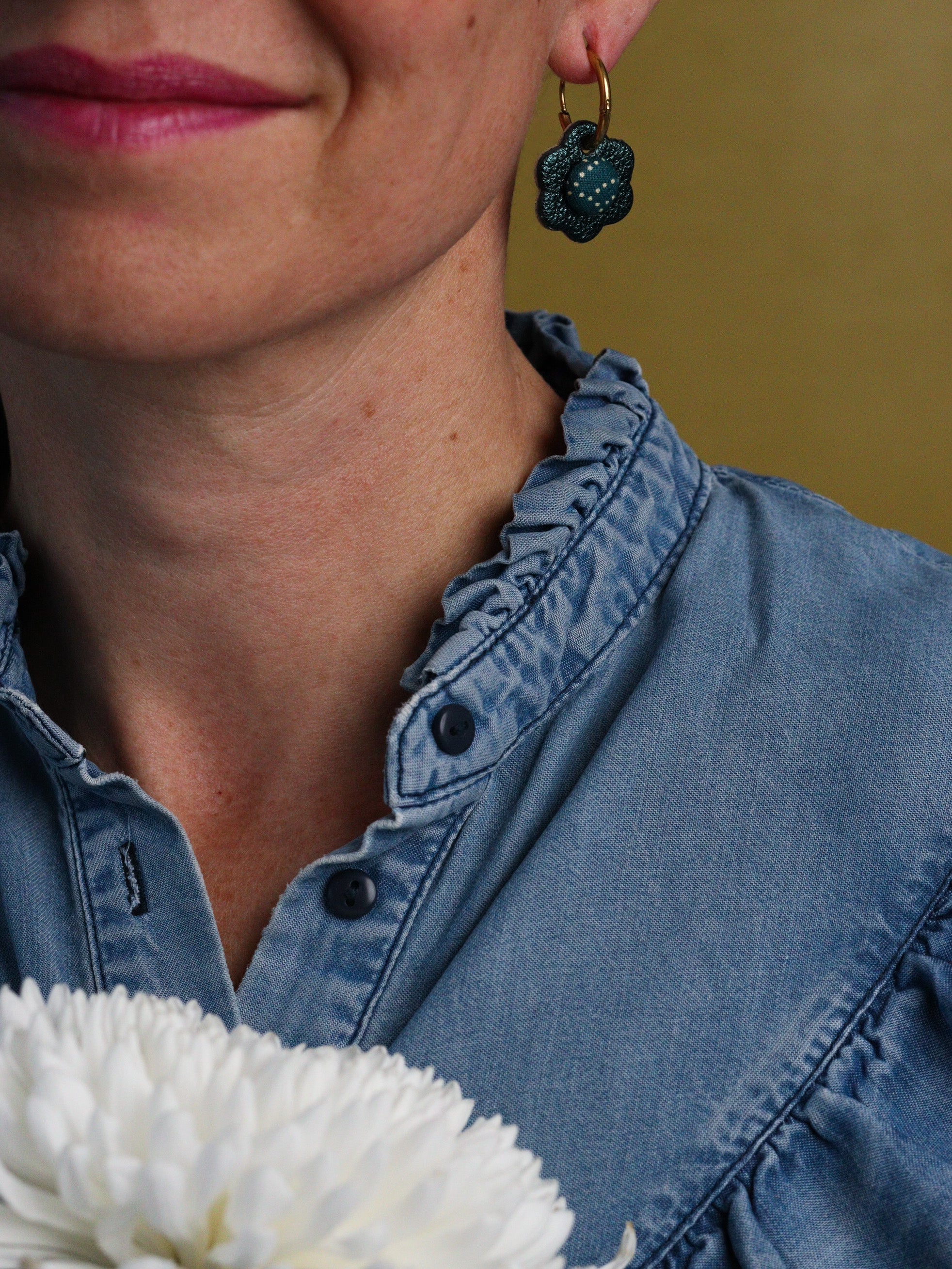 Petites créoles à fleurs colorées en cuir et tissu japonais bleu canard, pièce unique faite main, idée cadeau original pour amoureux du Japon