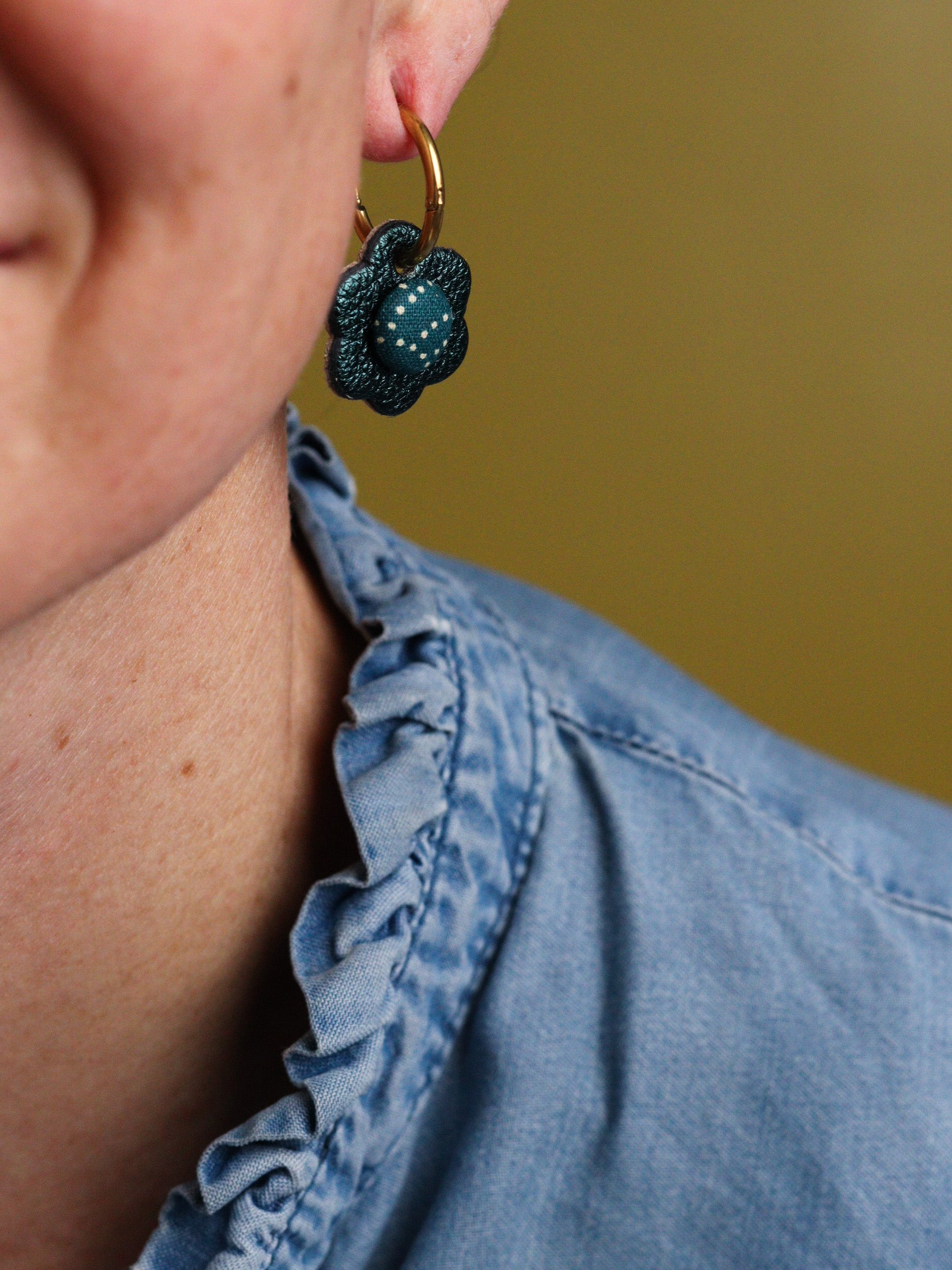 Petites créoles à fleurs colorées en cuir et tissu japonais bleu canard, pièce unique faite main, idée cadeau original pour amoureux du Japon