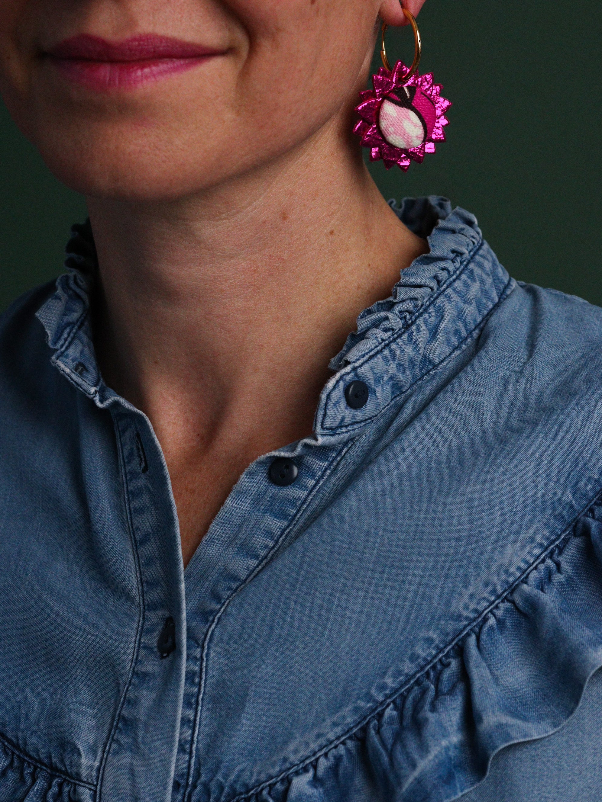 Créoles artisanales en cuir rose brillant et tissu wax rose, boucles d’oreilles légères et originales pour femme, fabrication française