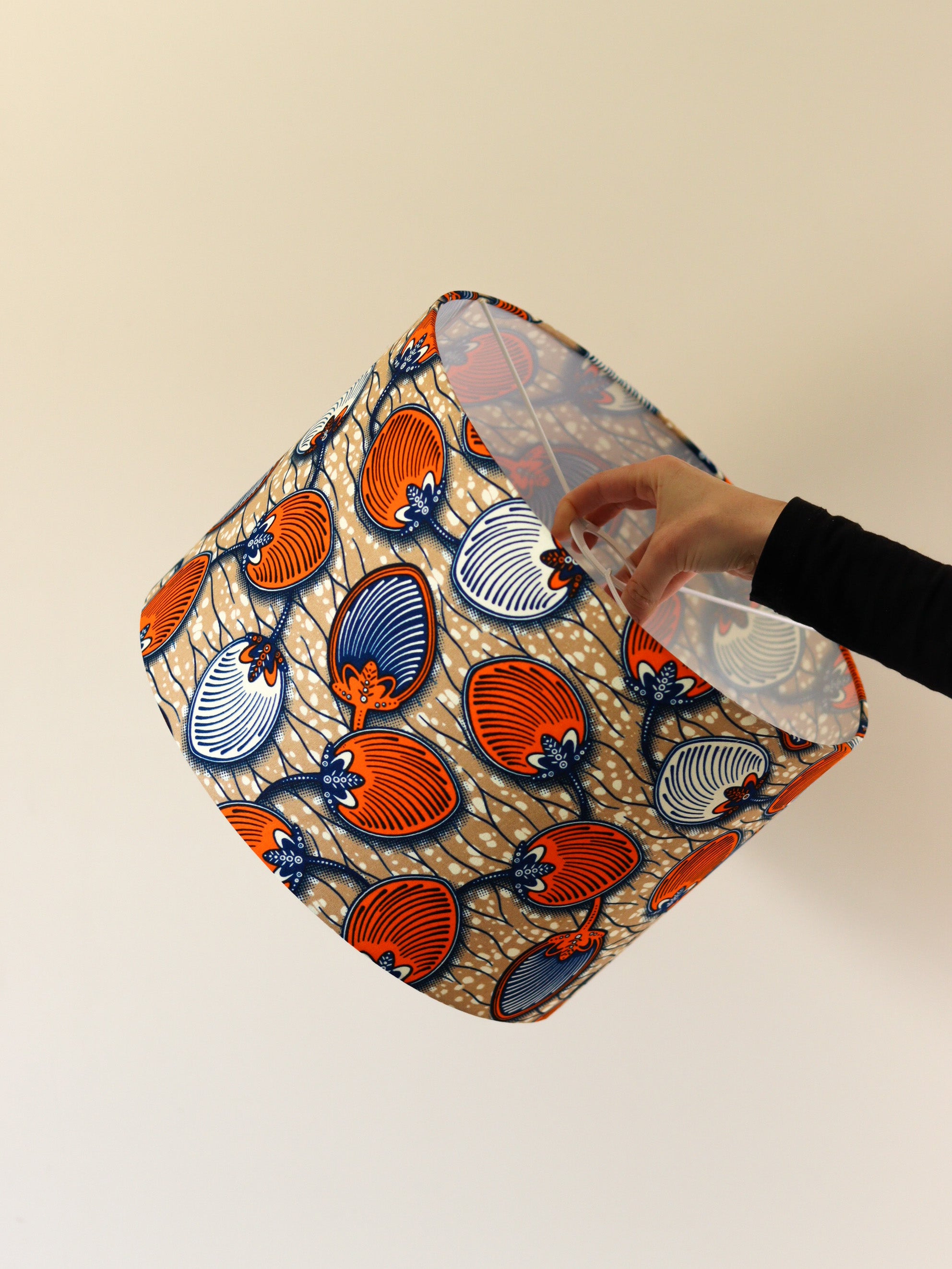 abat-jour suspension tissu africain beige, orange, bleu