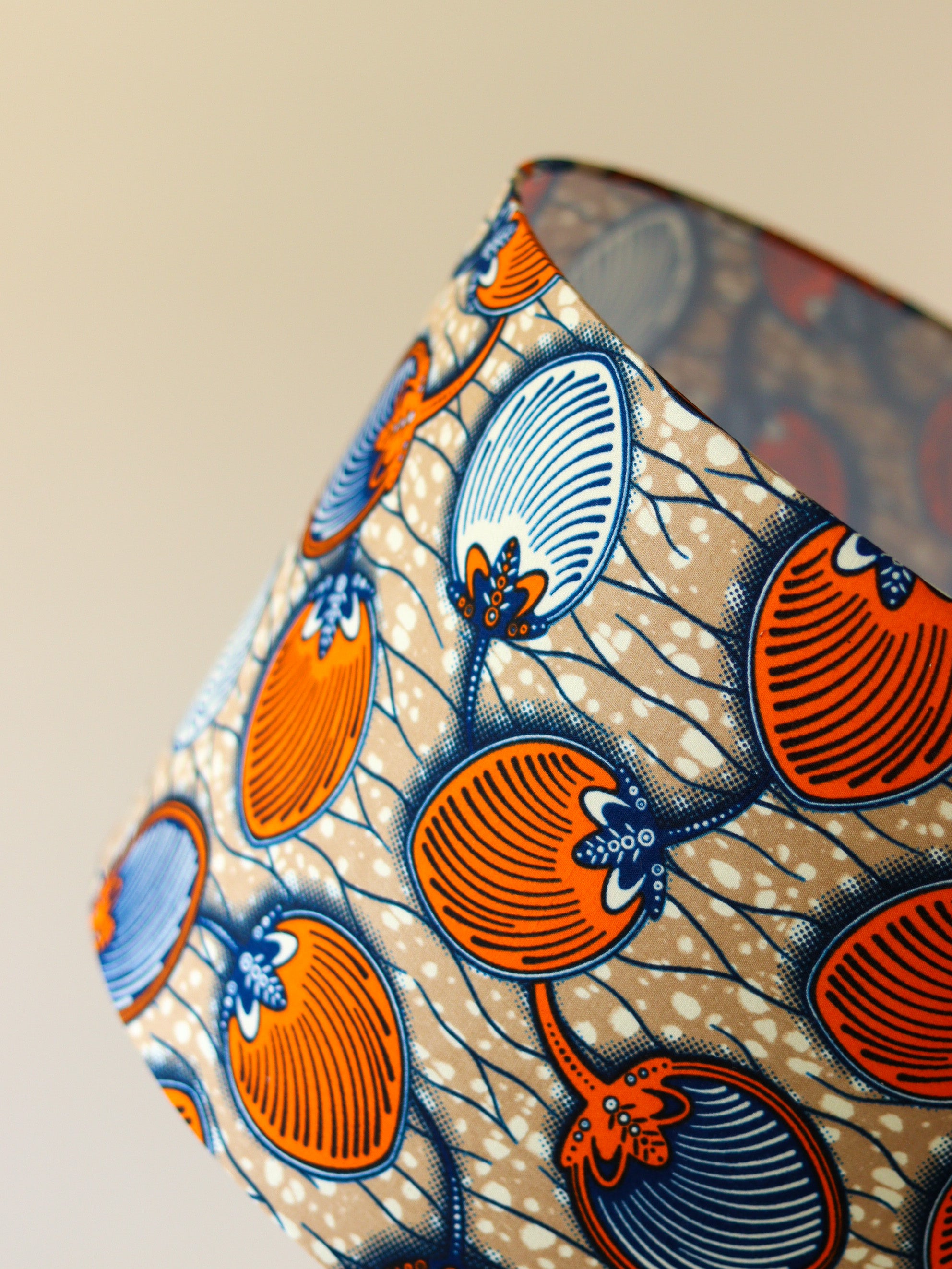 zoom abat-jour suspension tissu africain