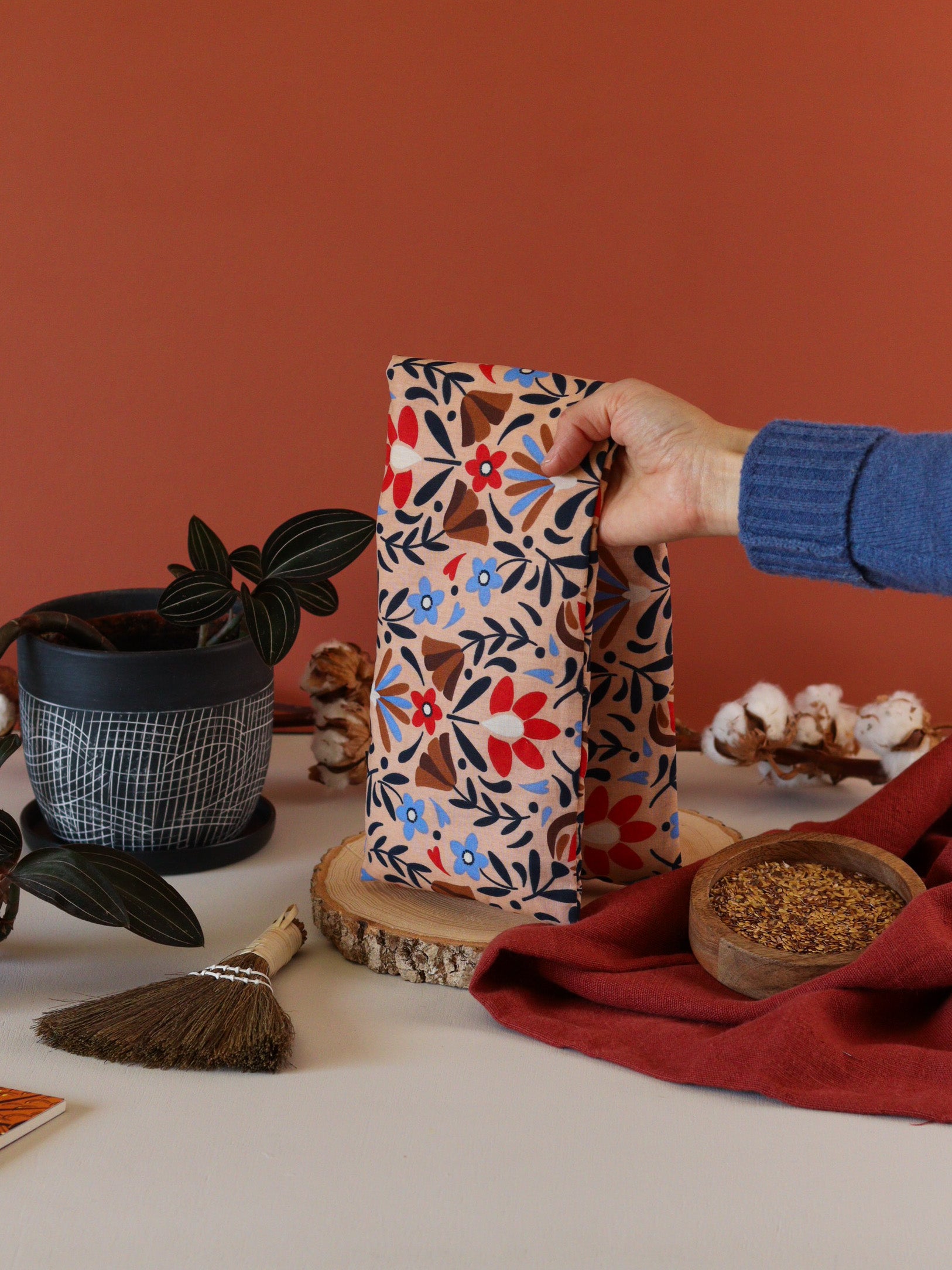 bouillotte épaules cervicales cou aux graines de lin bio, fabrication française écoresponsable, pour soulager tensions dans la nuque, cadeau utile