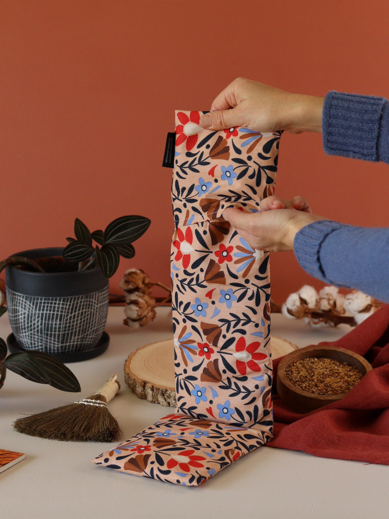 bouillotte épaules cervicales cou aux graines de lin bio, fabrication française écoresponsable, pour soulager tensions dans la nuque, cadeau utile