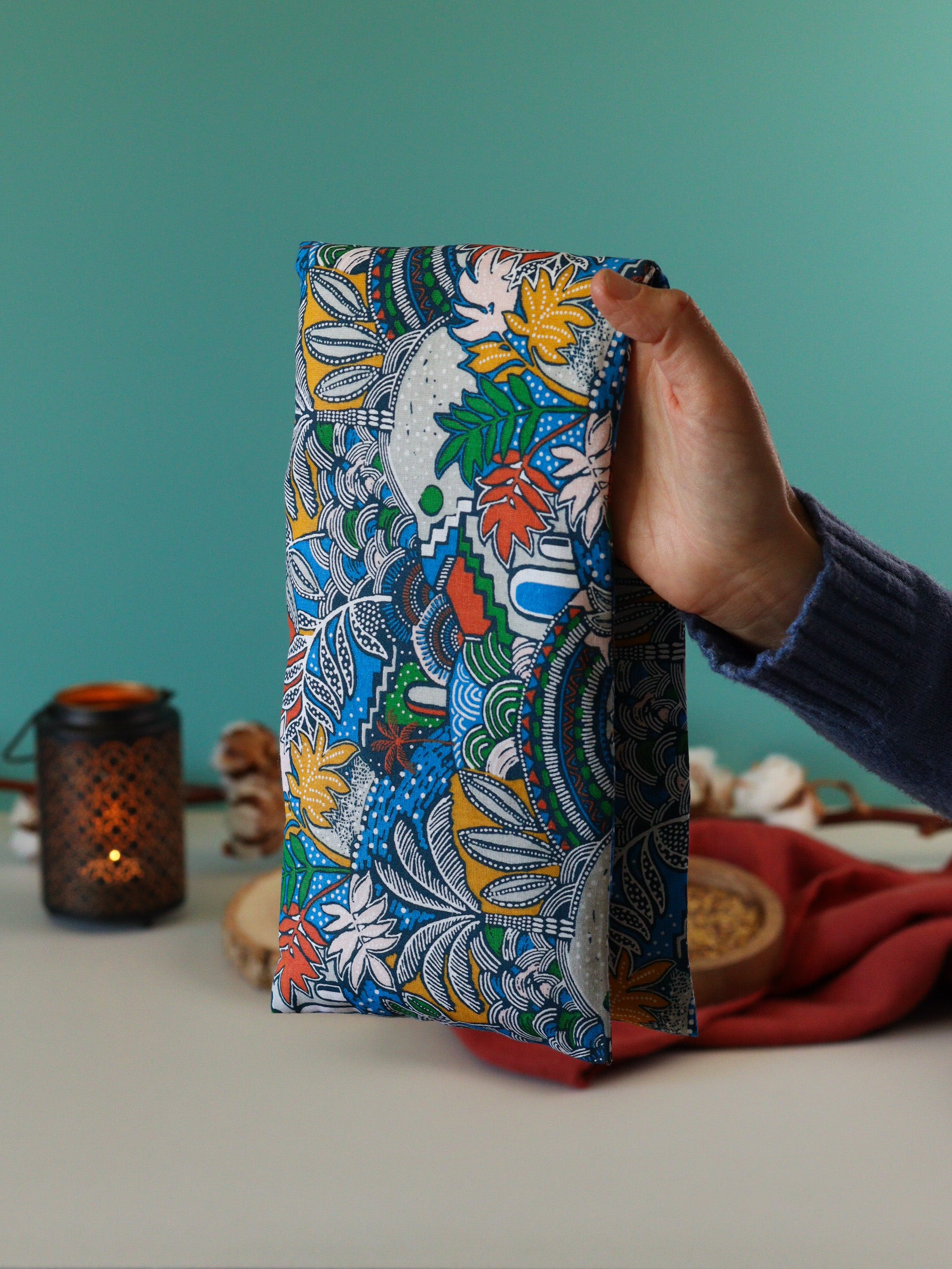 bouillotte naturelle aux graines de lin bio pour soulager cervicales, cou, épaules, torticolis... fabriquée en Bretagne, un cadeau écoresponsable à offrir ou à s'offrir