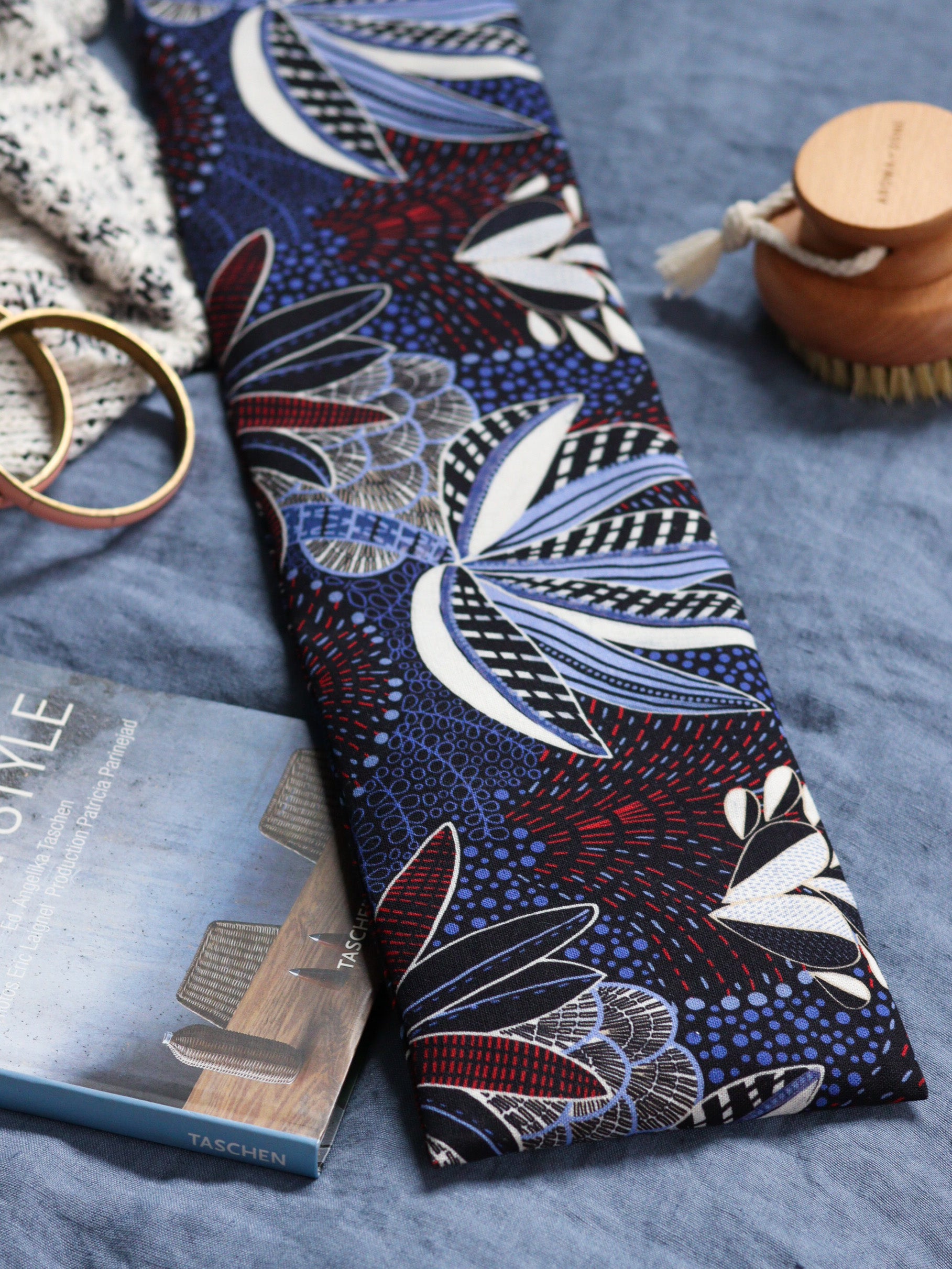 bouillotte cervicales graines lin bio pour soulager les tensions du cou et de la nuque, à chauffer au micro-ondes