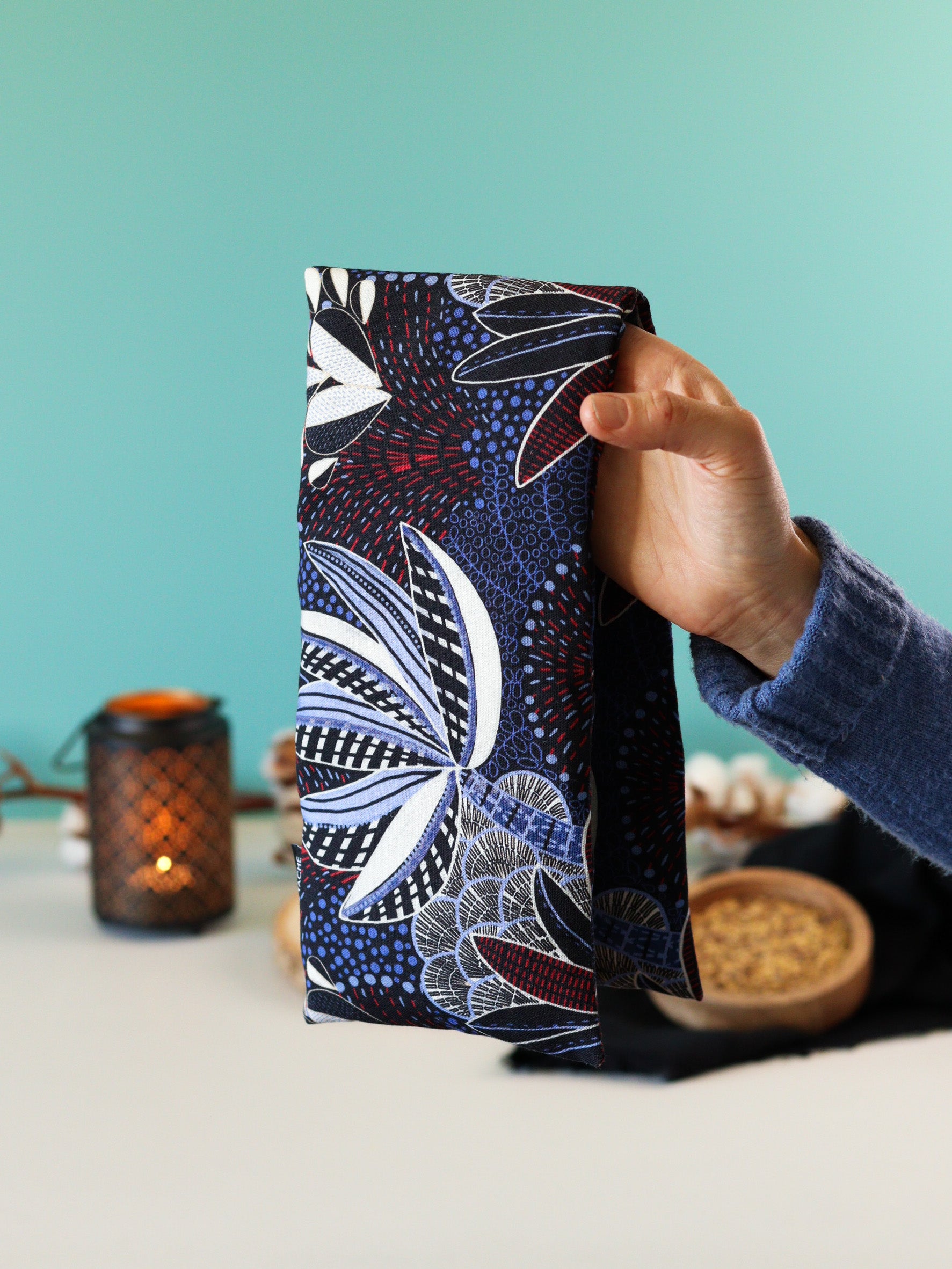 bouillotte cervicales graines lin bio pour soulager les tensions du cou et de la nuque, à chauffer au micro-ondes