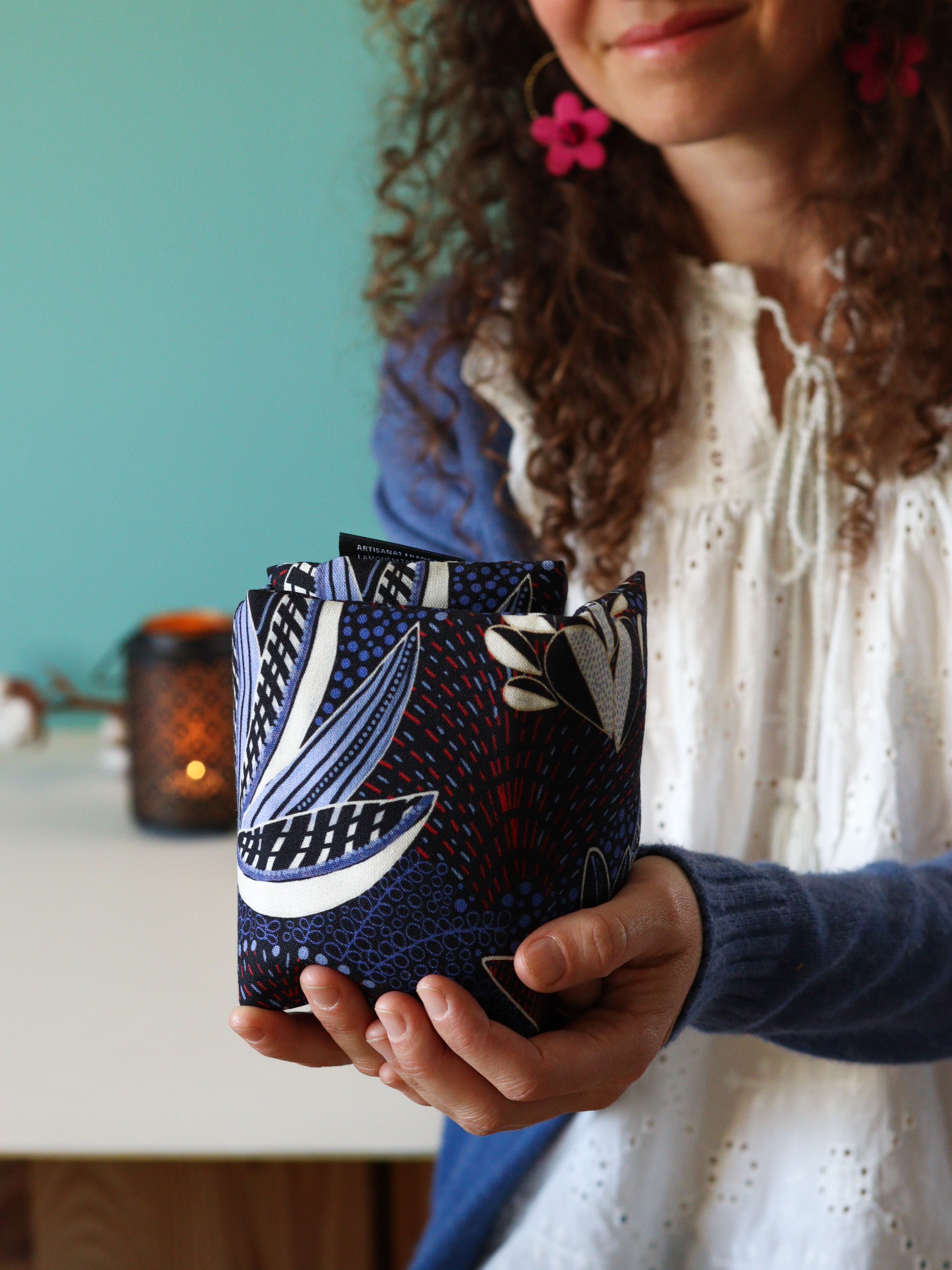 bouillotte cervicales graines lin bio pour soulager les tensions du cou et de la nuque, à chauffer au micro-ondes