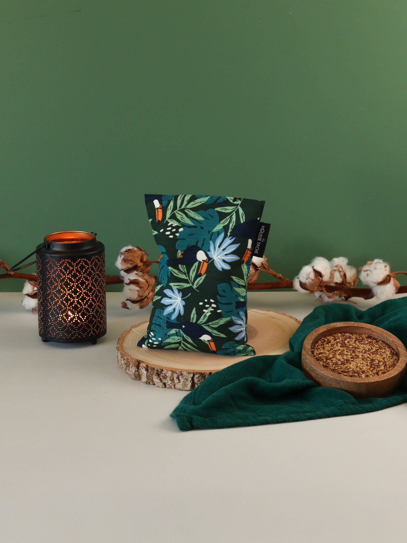 bouillotte sèche aux graines de lin bio à chauffer au micro-ondes pour soulager le ventre, faciliter la digestion et réchauffer les pieds froids, motif toucan jungle