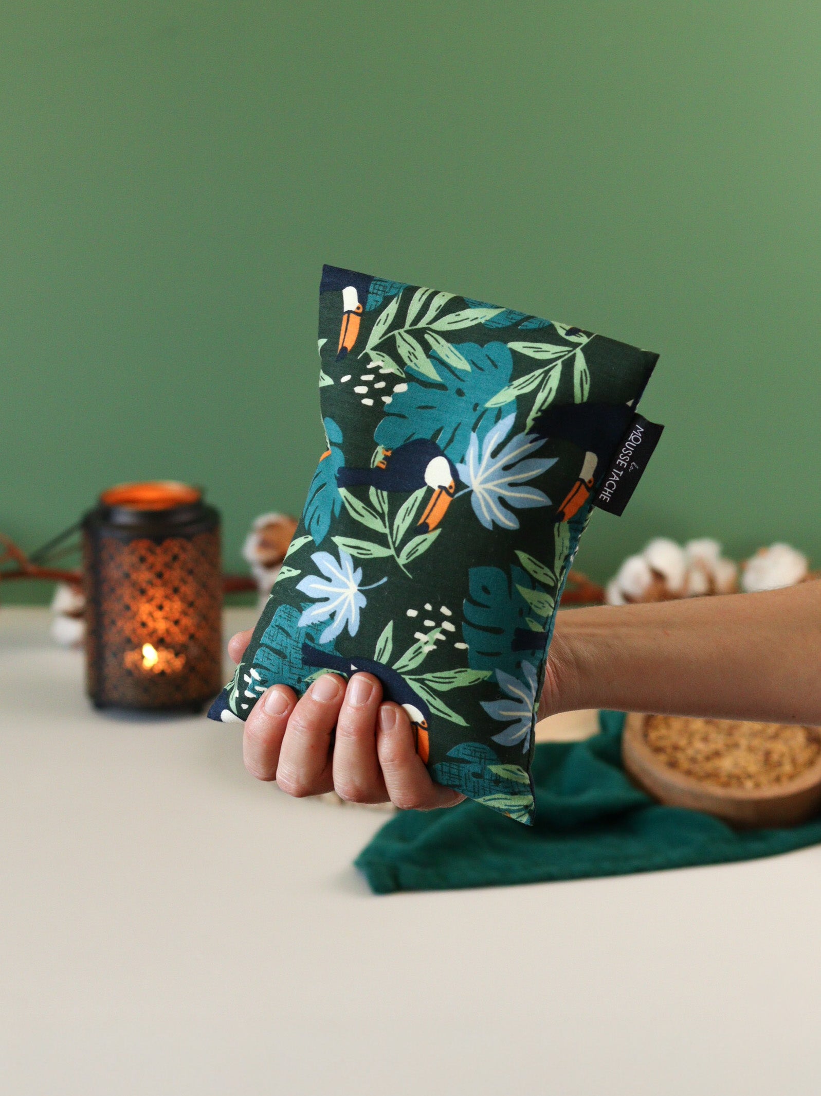 bouillotte sèche aux graines de lin bio à chauffer au micro-ondes pour soulager le ventre, faciliter la digestion et réchauffer les pieds froids, motif toucan jungle