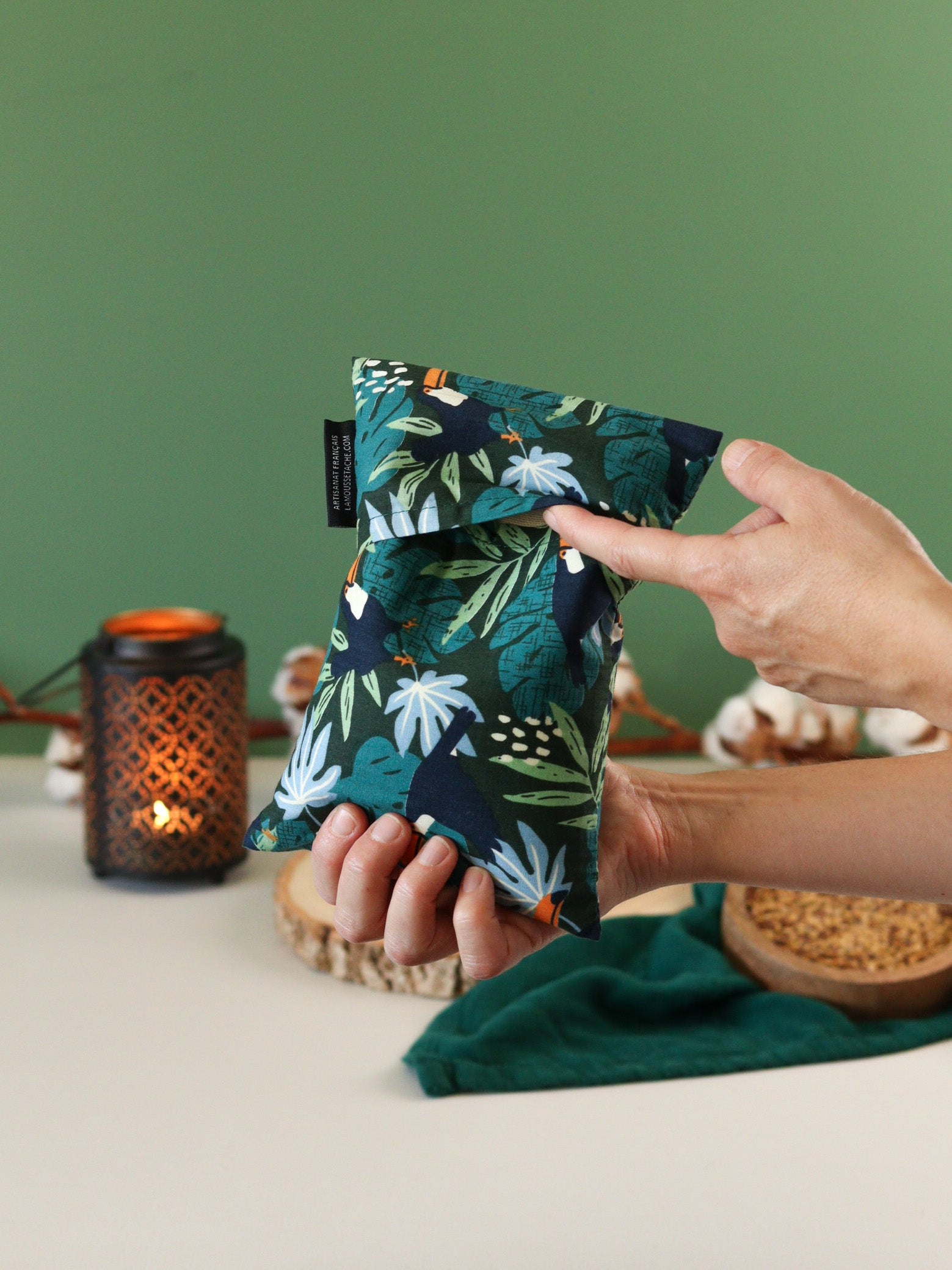 bouillotte sèche aux graines de lin bio à chauffer au micro-ondes pour soulager le ventre, faciliter la digestion et réchauffer les pieds froids, motif toucan jungle