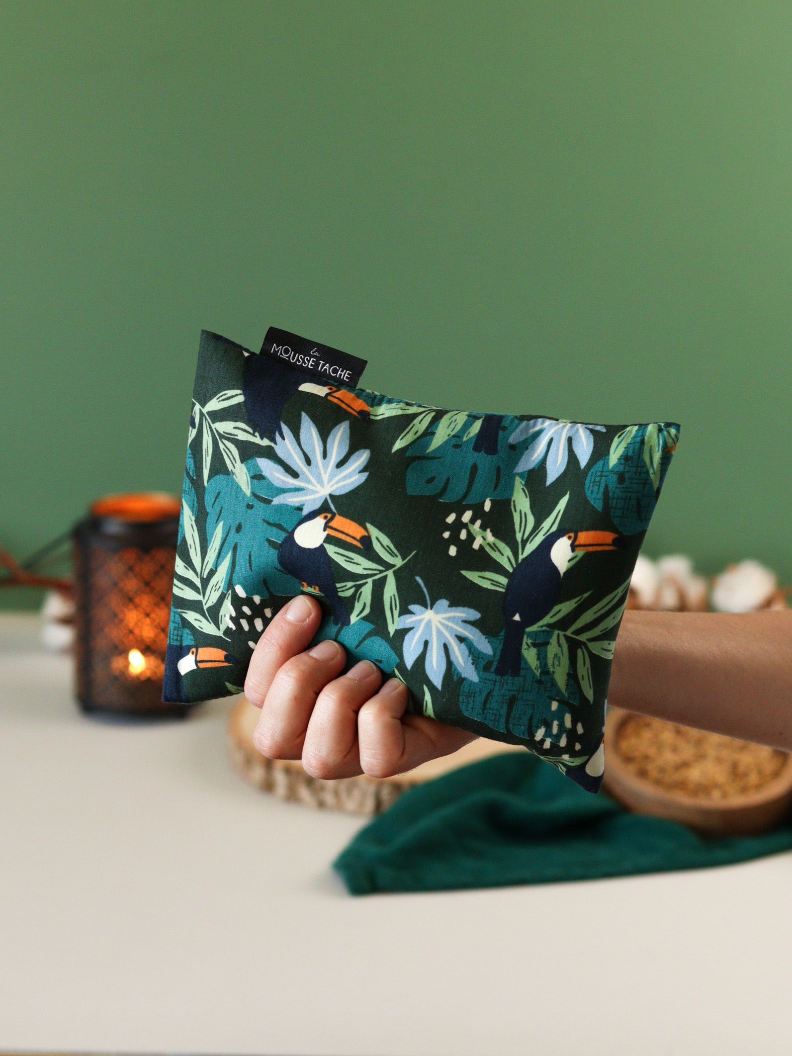 bouillotte sèche aux graines de lin bio à chauffer au micro-ondes pour soulager le ventre, faciliter la digestion et réchauffer les pieds froids, motif toucan jungle