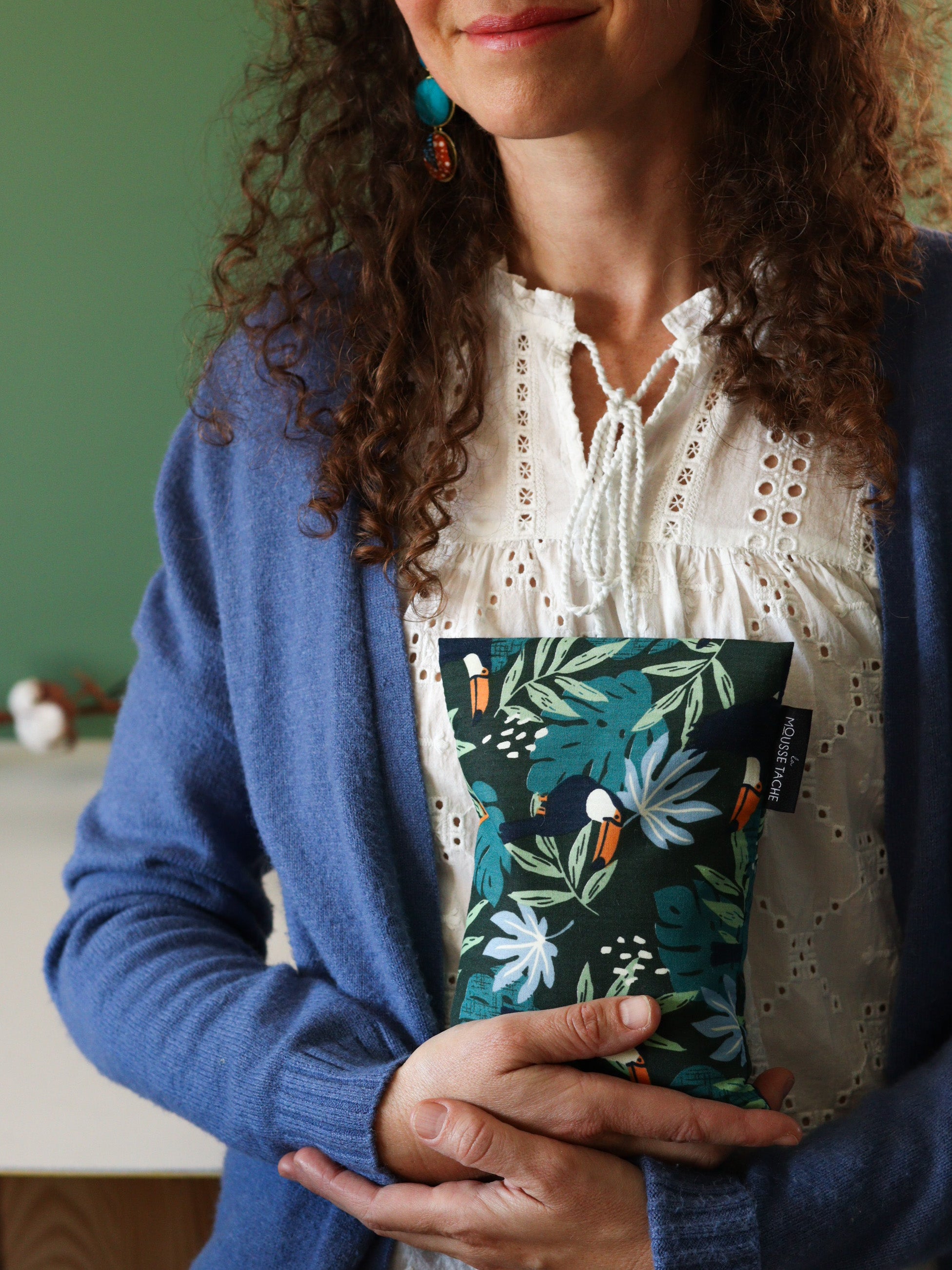 bouillotte sèche aux graines de lin bio à chauffer au micro-ondes pour soulager le ventre, faciliter la digestion et réchauffer les pieds froids, motif toucan jungle