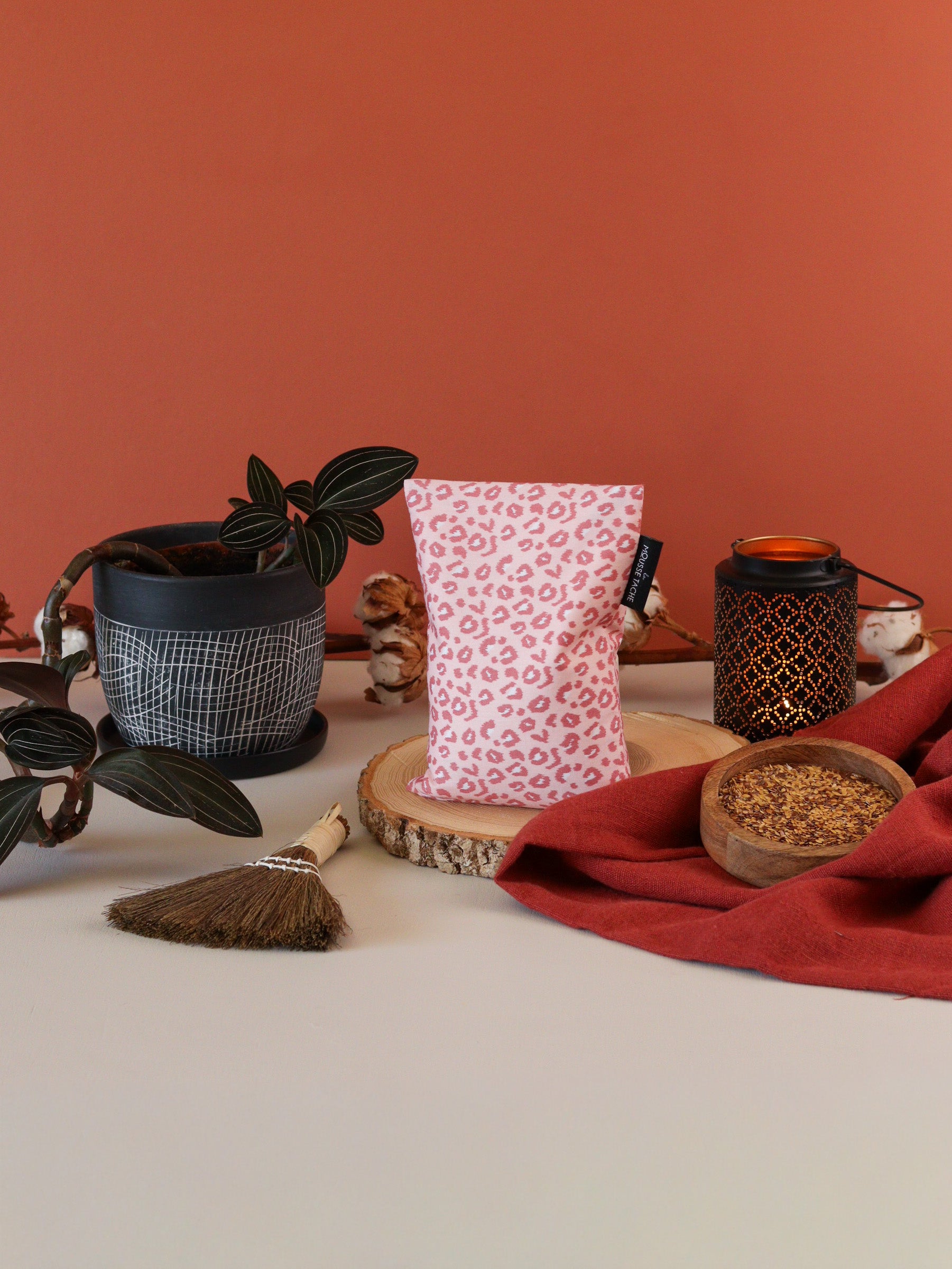 bouillotte sèche aux graines de lin bio à chauffer au micro-ondes pour soulager le ventre, faciliter la digestion et réchauffer les pieds froids, tissu leopard rose