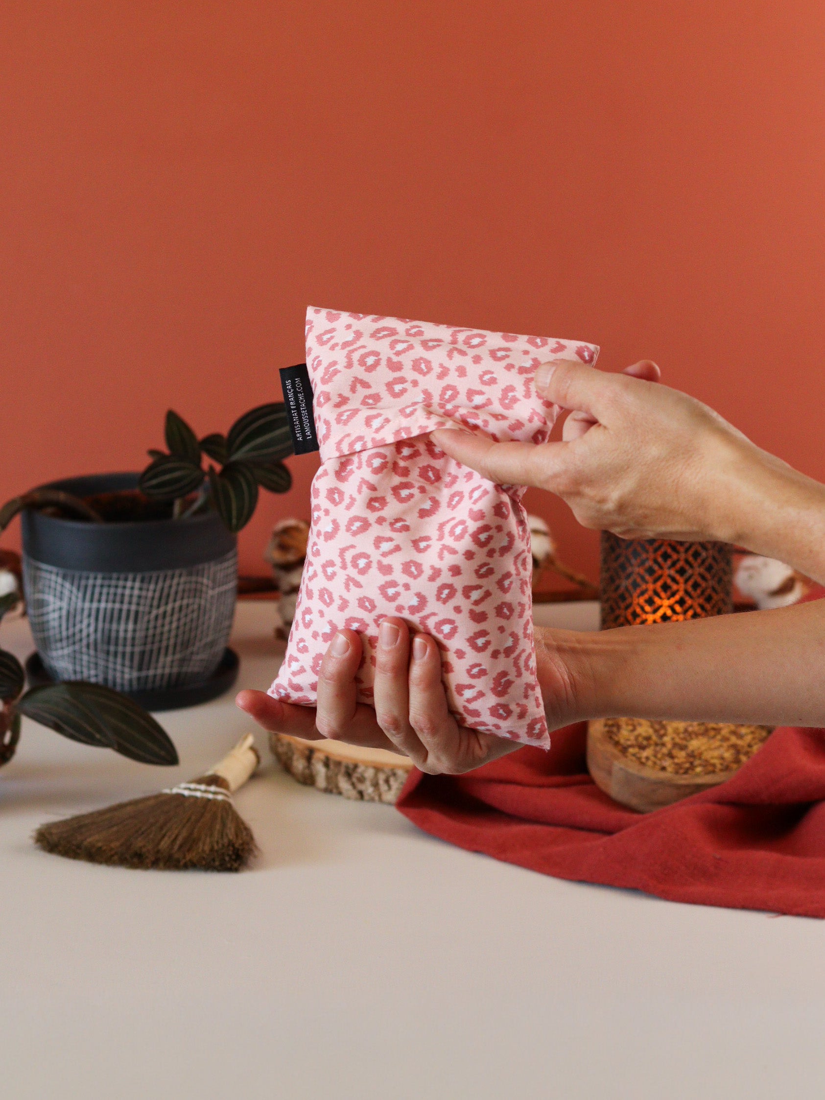 bouillotte sèche aux graines de lin bio à chauffer au micro-ondes pour soulager le ventre, faciliter la digestion et réchauffer les pieds froids, tissu leopard rose