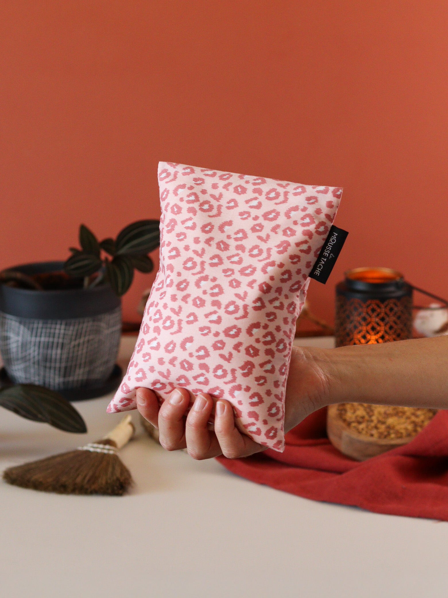 bouillotte sèche aux graines de lin bio à chauffer au micro-ondes pour soulager le ventre, faciliter la digestion et réchauffer les pieds froids, tissu leopard rose