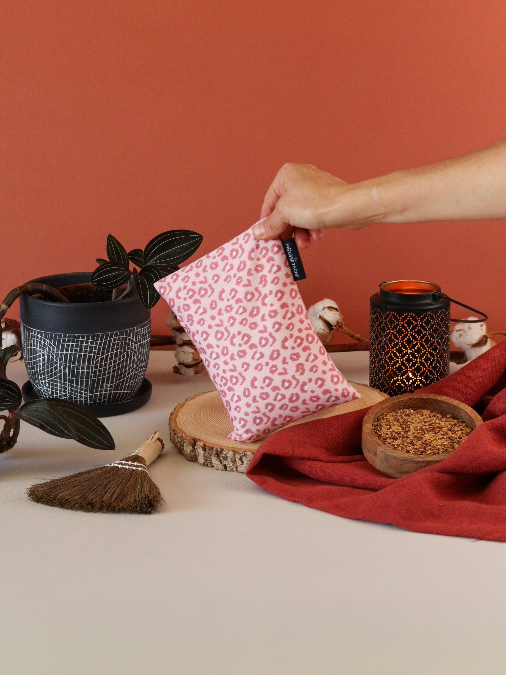 bouillotte sèche aux graines de lin bio à chauffer au micro-ondes pour soulager le ventre, faciliter la digestion et réchauffer les pieds froids, tissu leopard rose