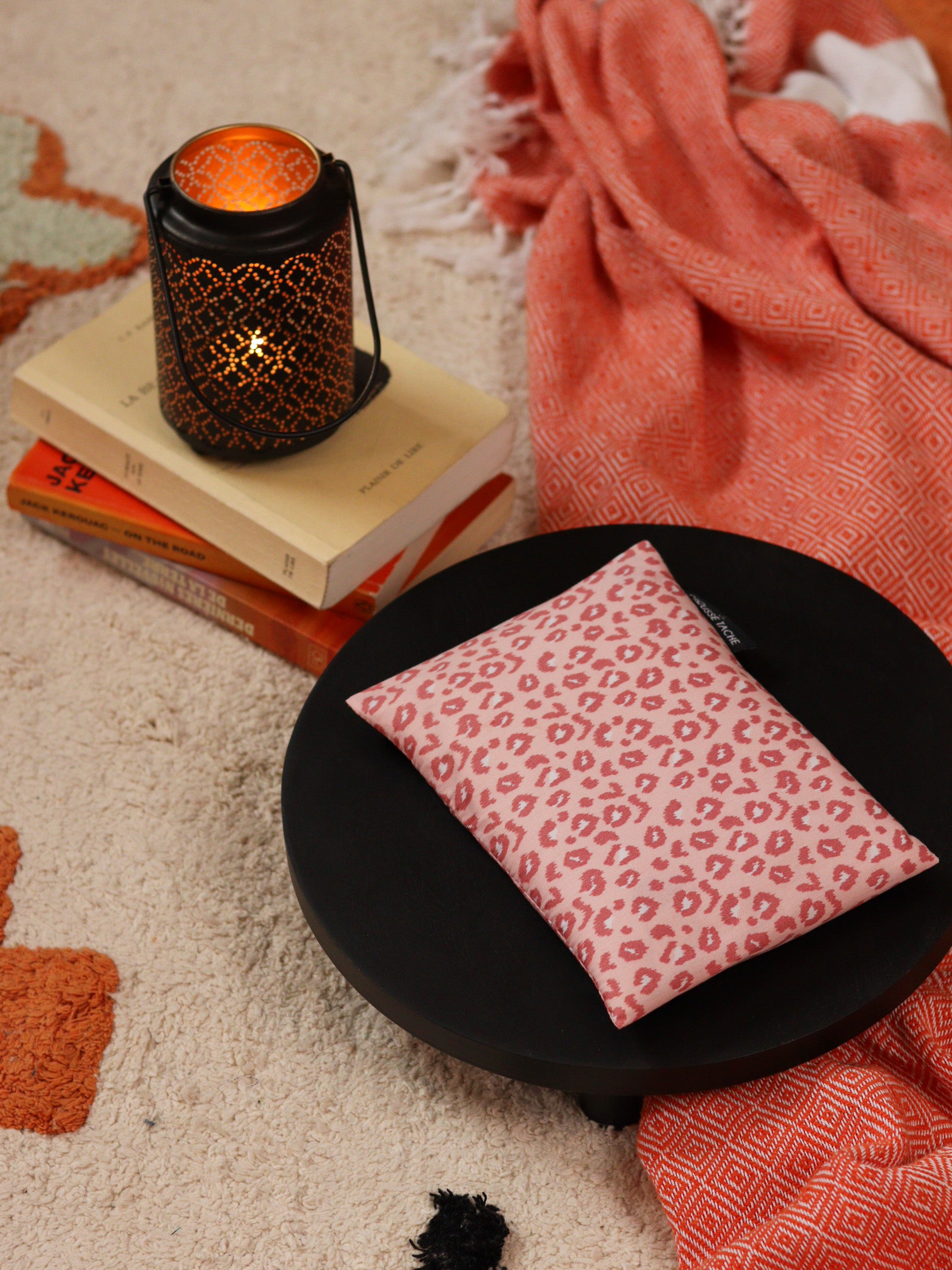 bouillotte sèche aux graines de lin bio à chauffer au micro-ondes pour soulager le ventre, faciliter la digestion et réchauffer les pieds froids, tissu leopard rose