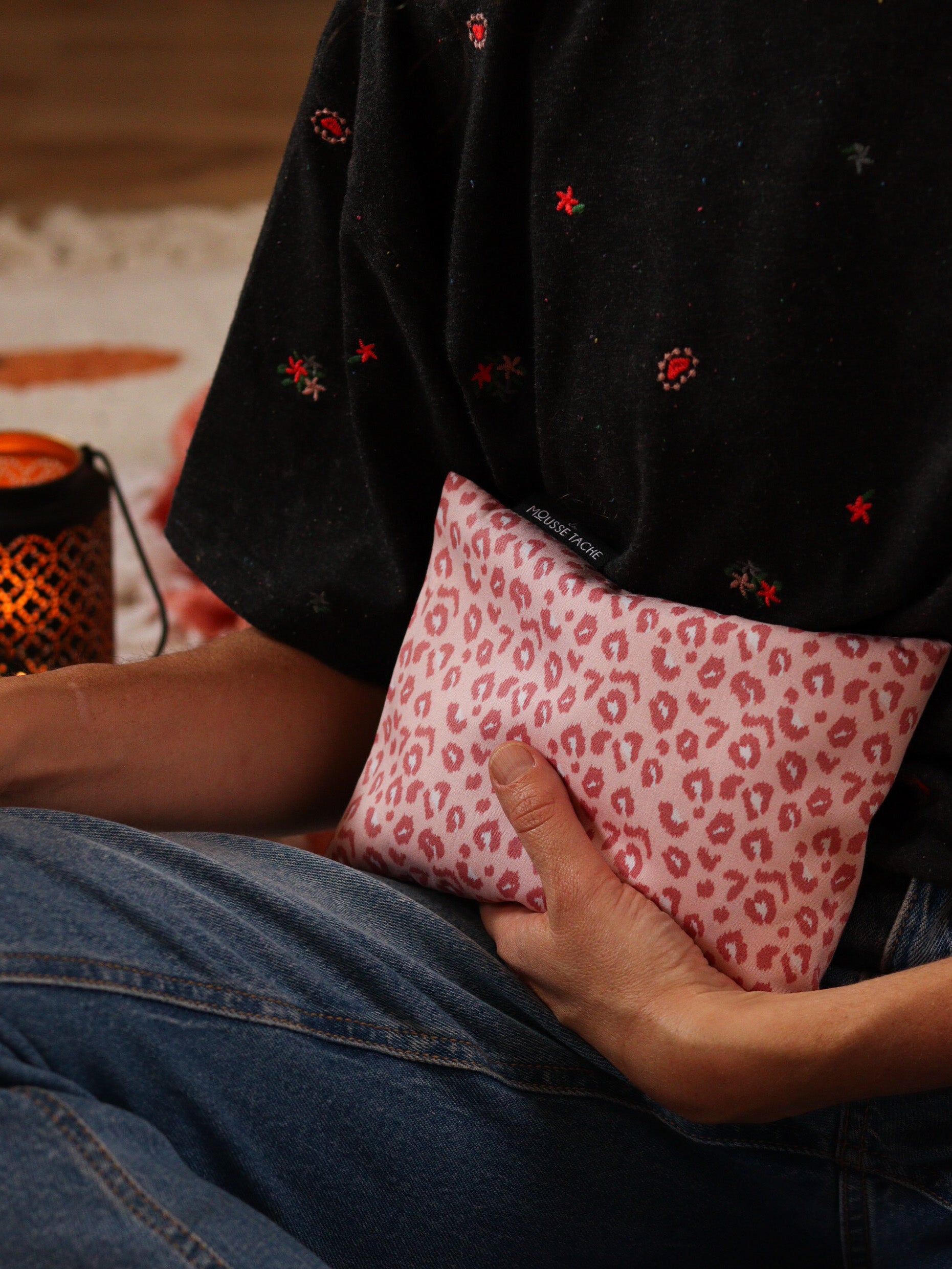 bouillotte sèche aux graines de lin bio à chauffer au micro-ondes pour soulager le ventre, faciliter la digestion et réchauffer les pieds froids, tissu leopard rose